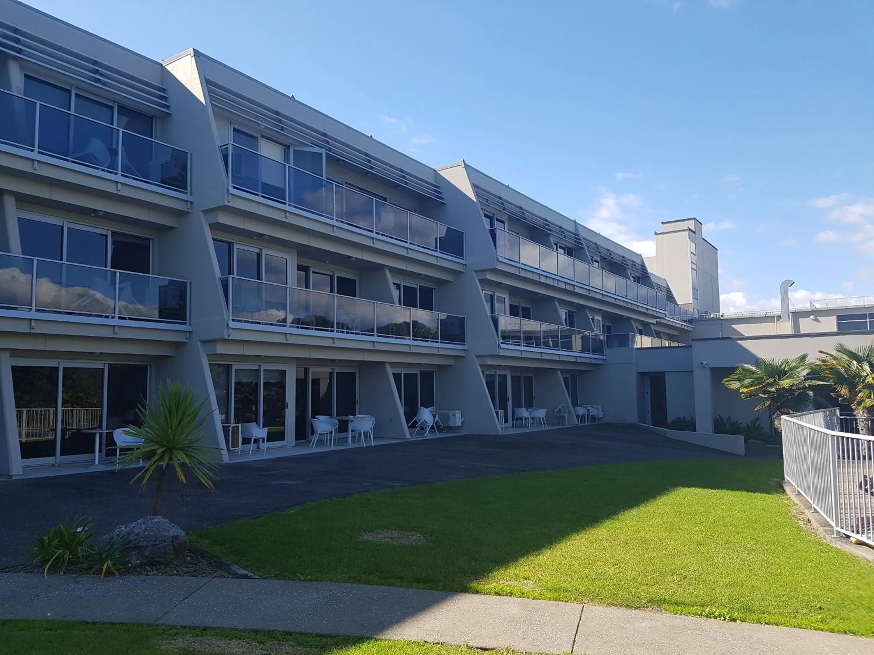 Day in Te Kaha Beach Hotel