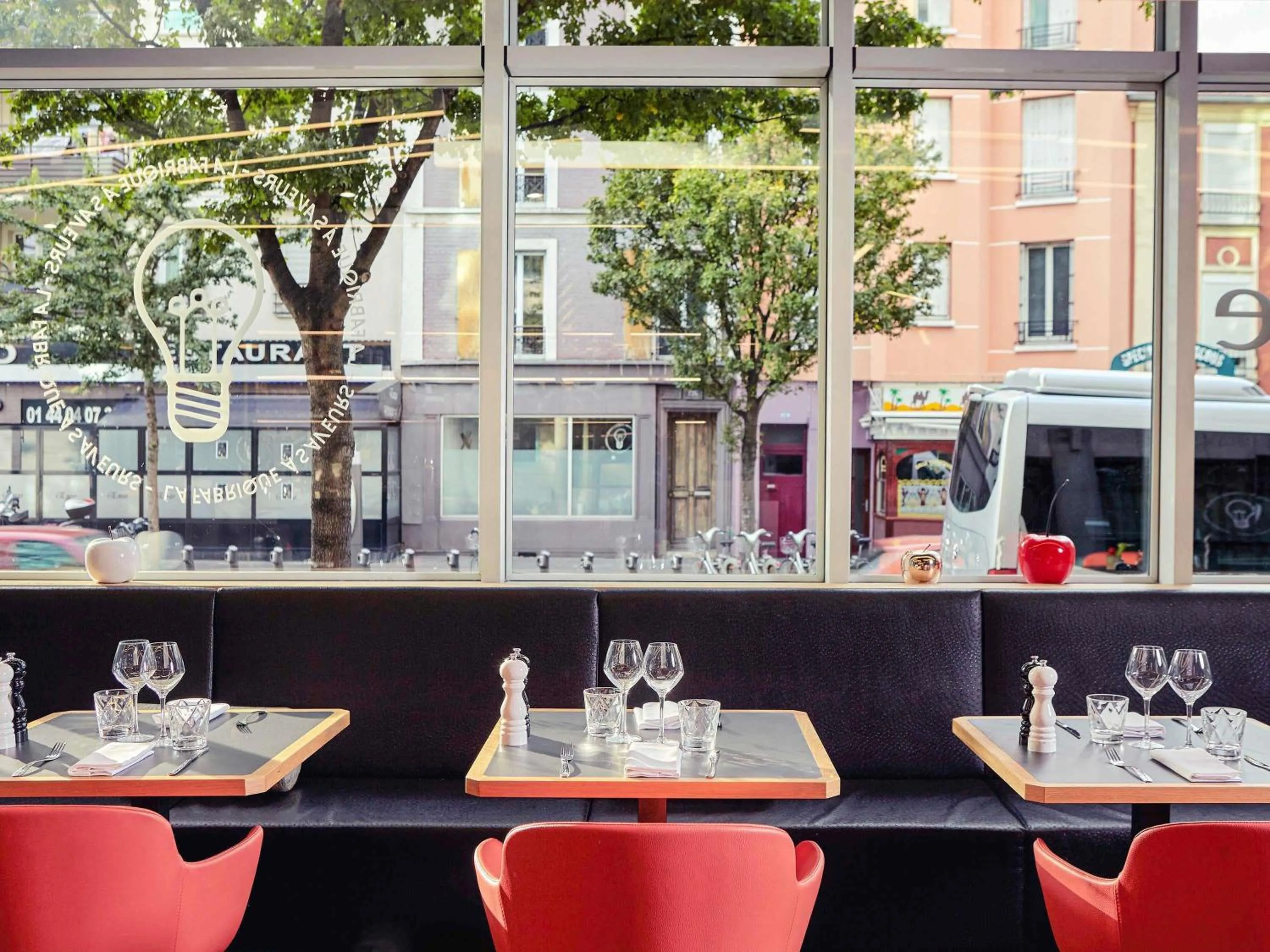 Restaurant/places to eat in Mercure Paris Saint-Ouen