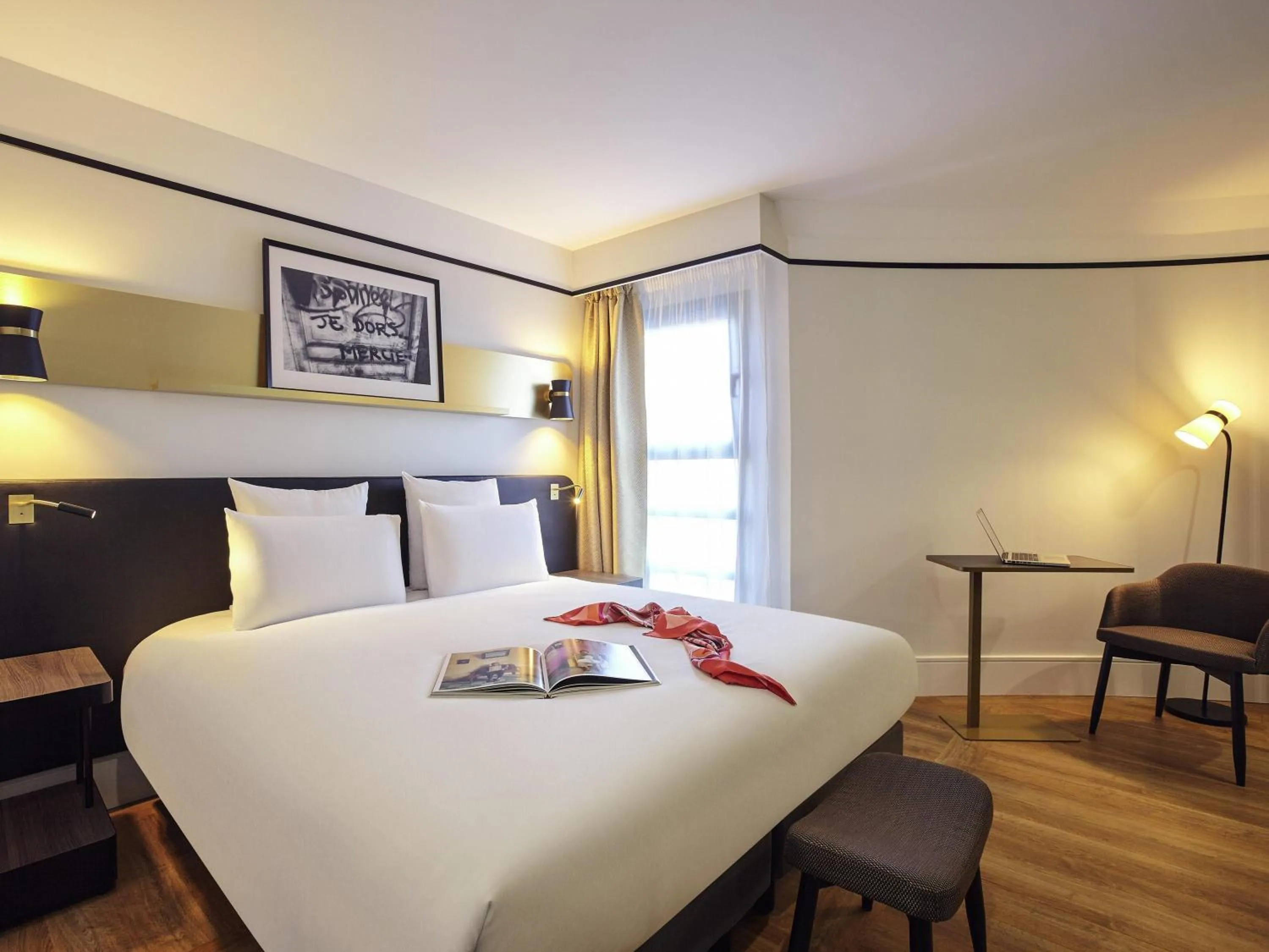Property building, Bed in Mercure Paris Saint-Ouen