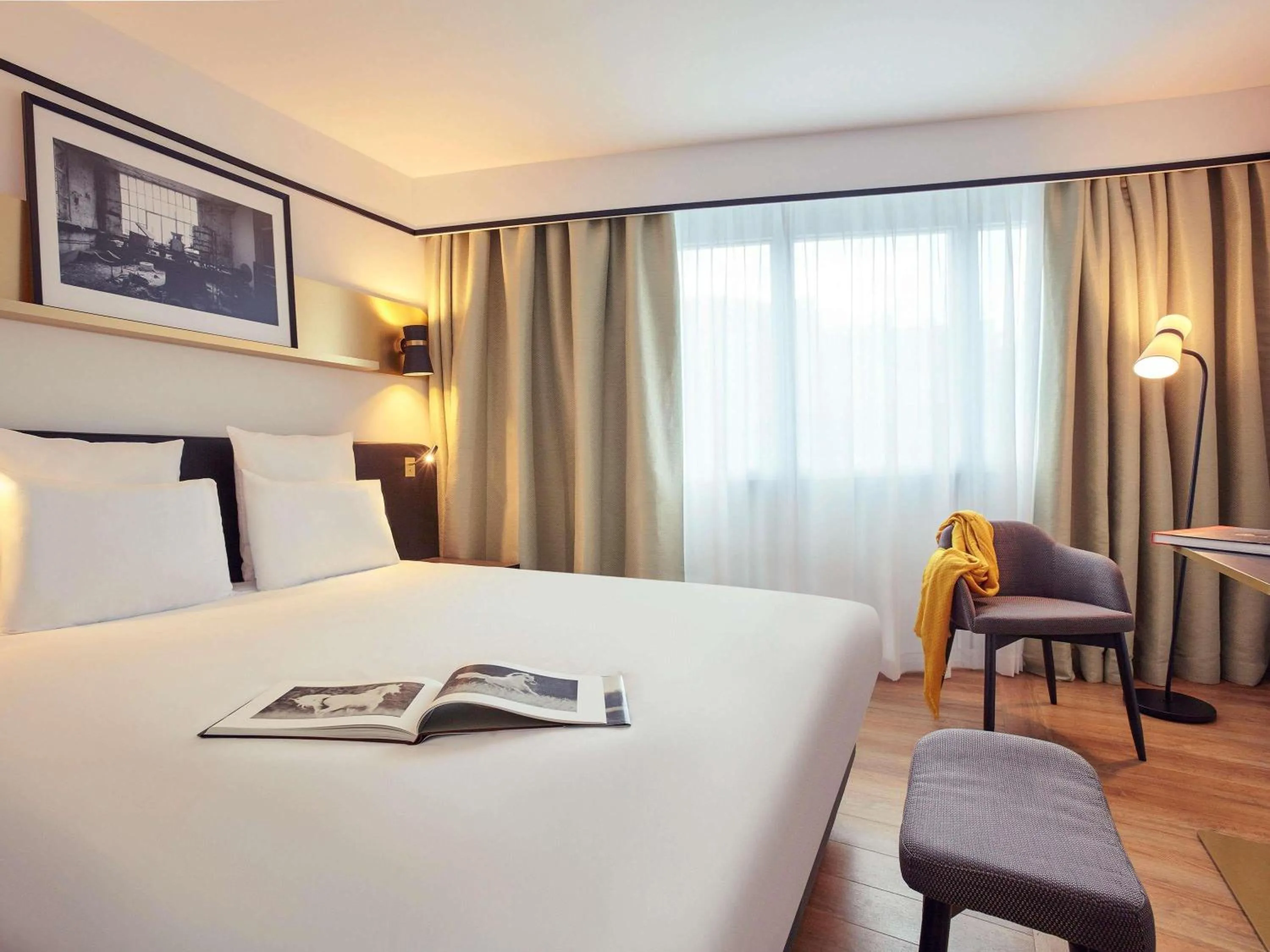 Property building, Bed in Mercure Paris Saint-Ouen
