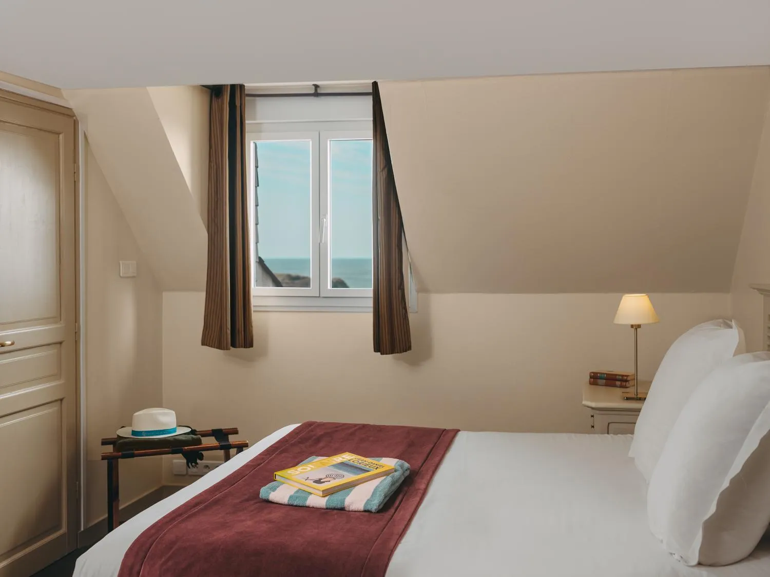 Photo of the whole room, Bed in Le Grand Large, Belle-Ile-En-Mer