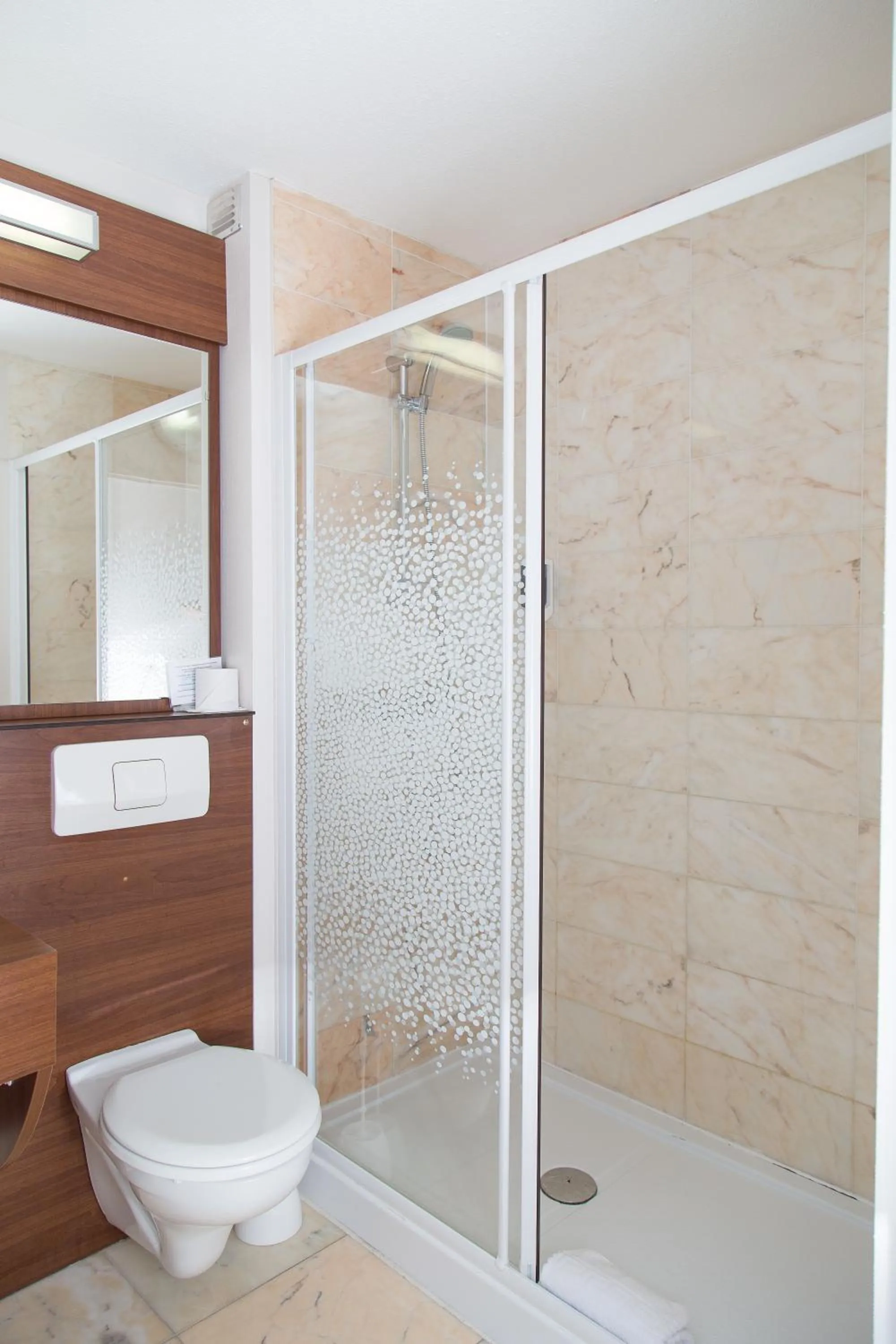 Shower in Brit Hotel Toulouse Colomiers – L’Esplanade