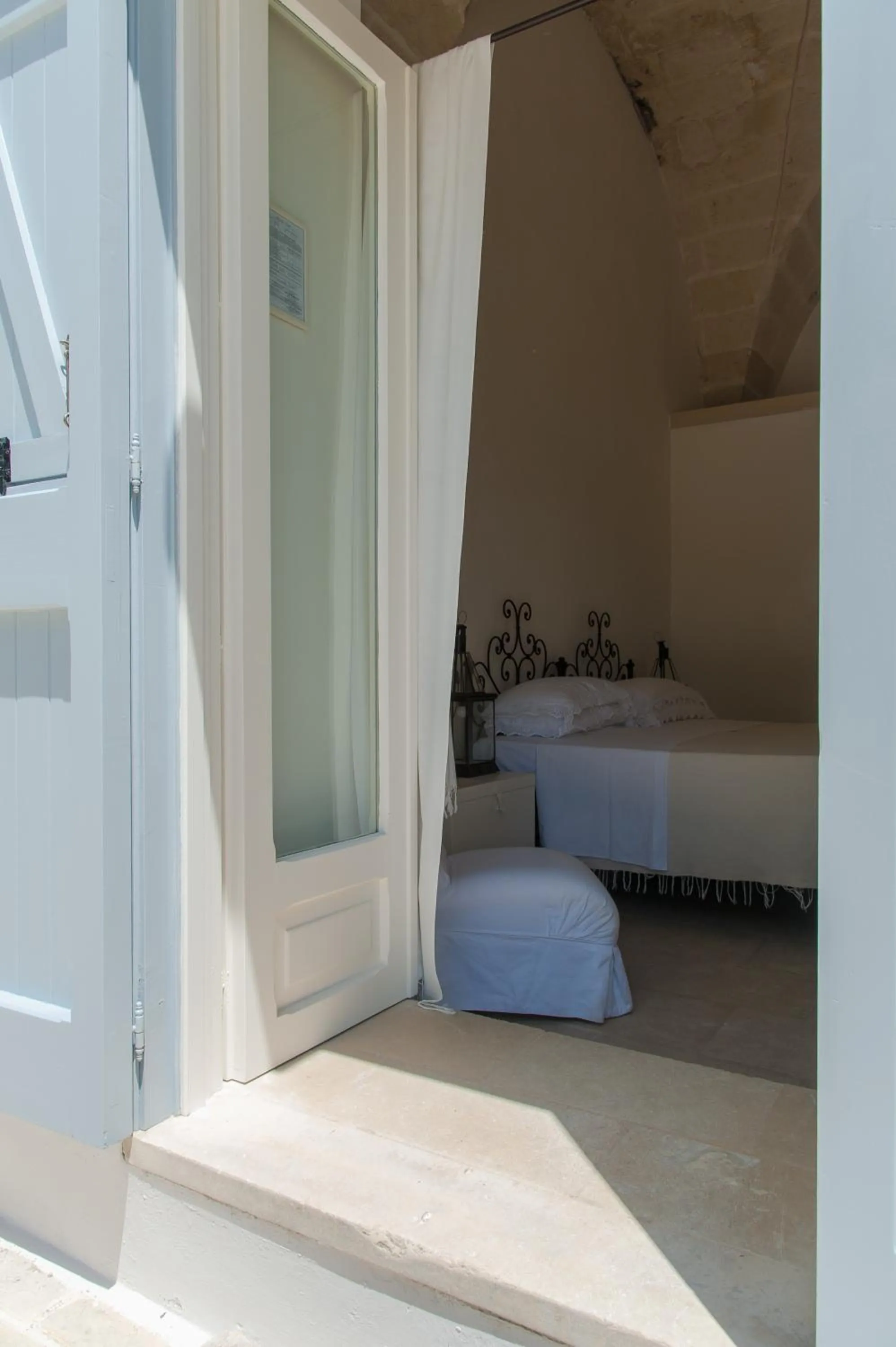 Decorative detail, Bed in Masseria Montelauro