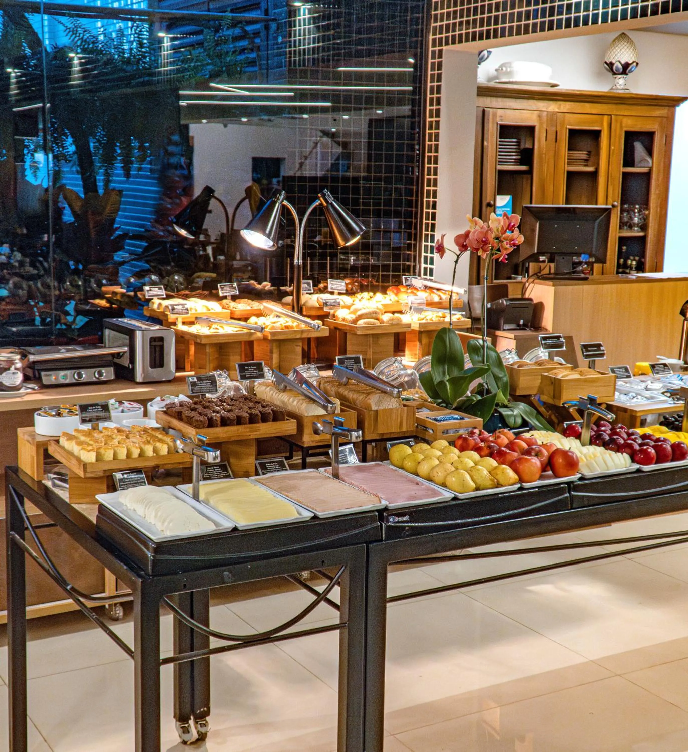 Buffet breakfast in Transamerica Executive Chácara Santo Antônio