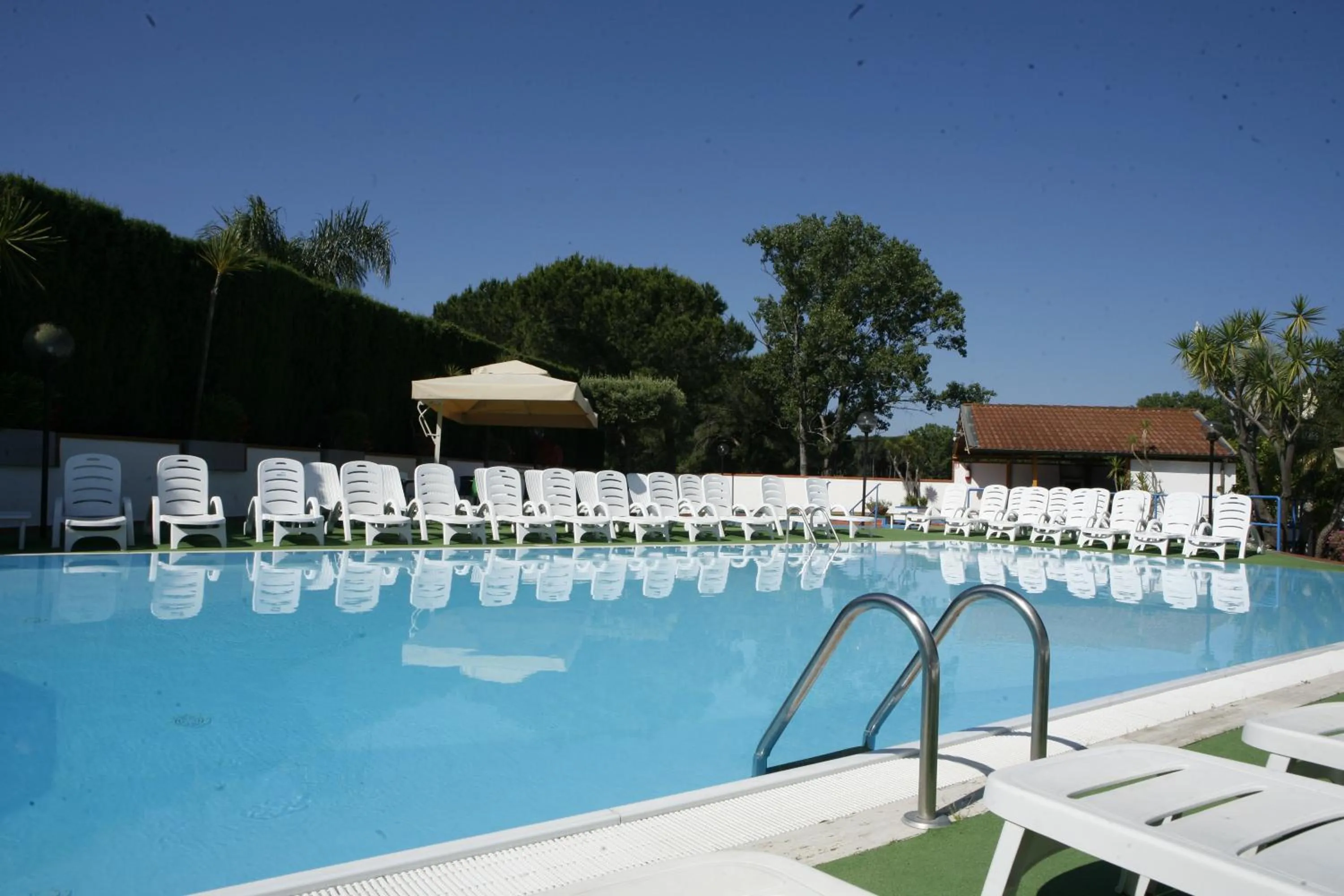 Solarium, Swimming Pool in Hotel B&B Marina
