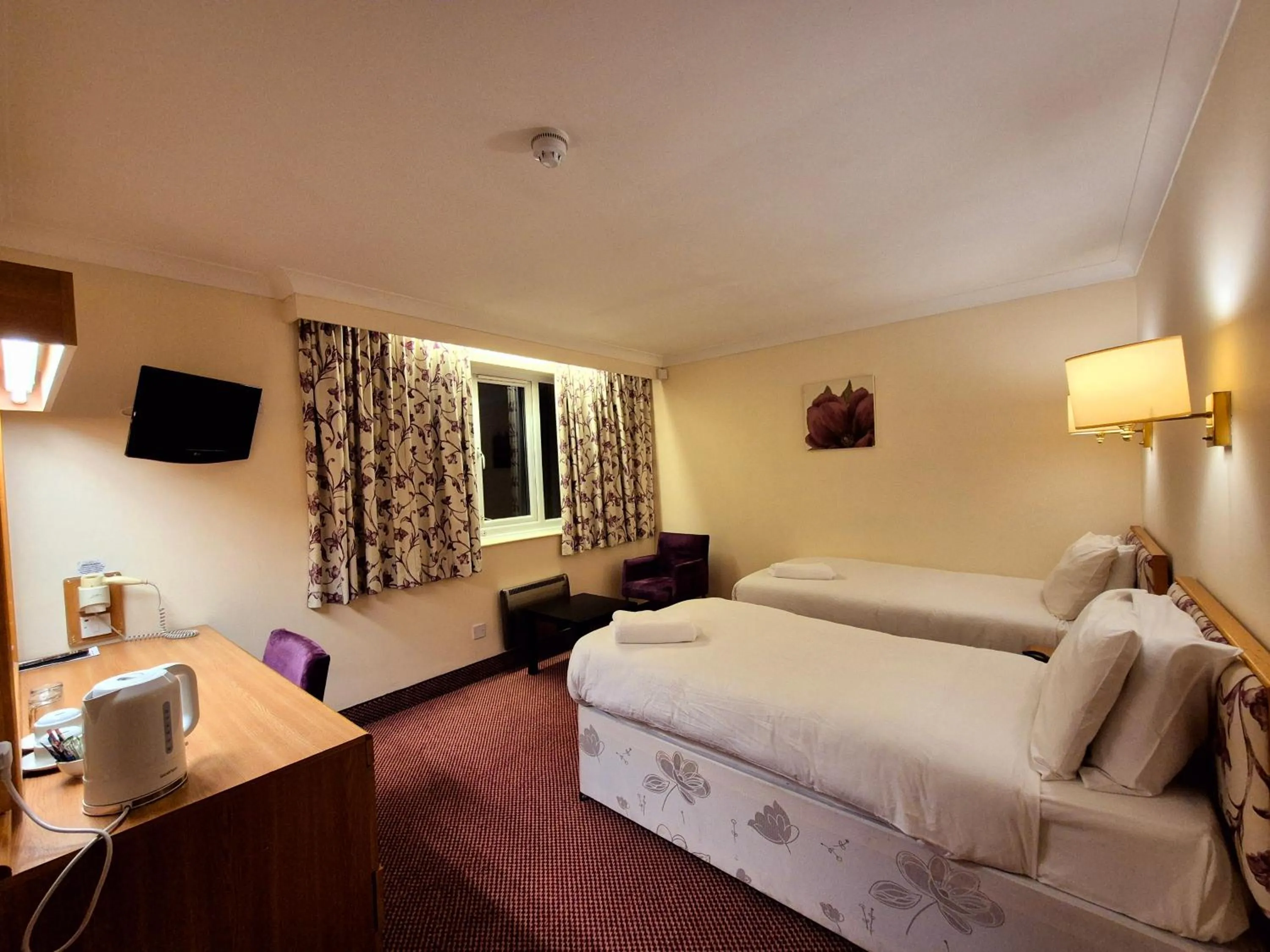 Bedroom, Bed in Supreme Inn Boston