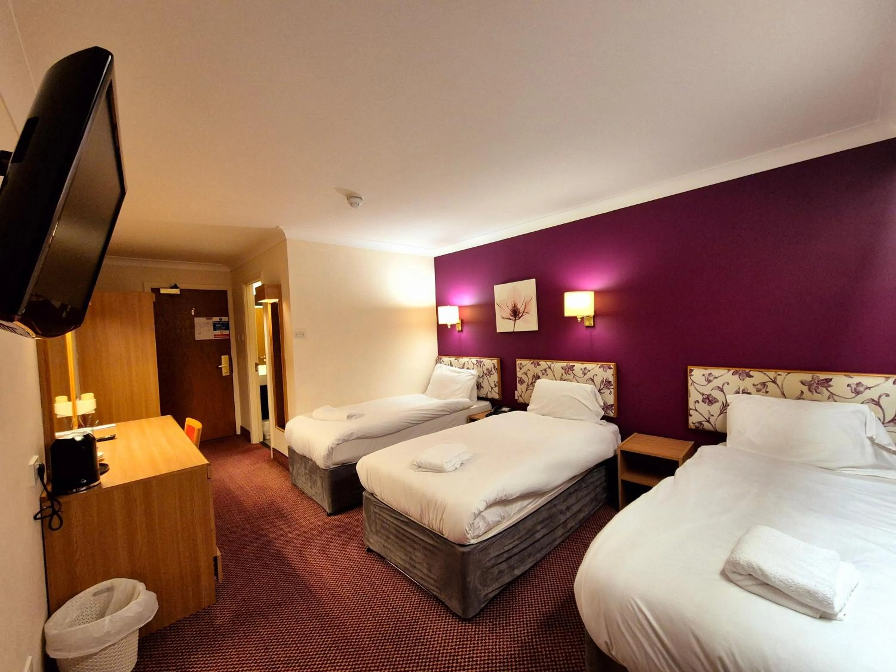 Bedroom, Bed in Supreme Inn Boston