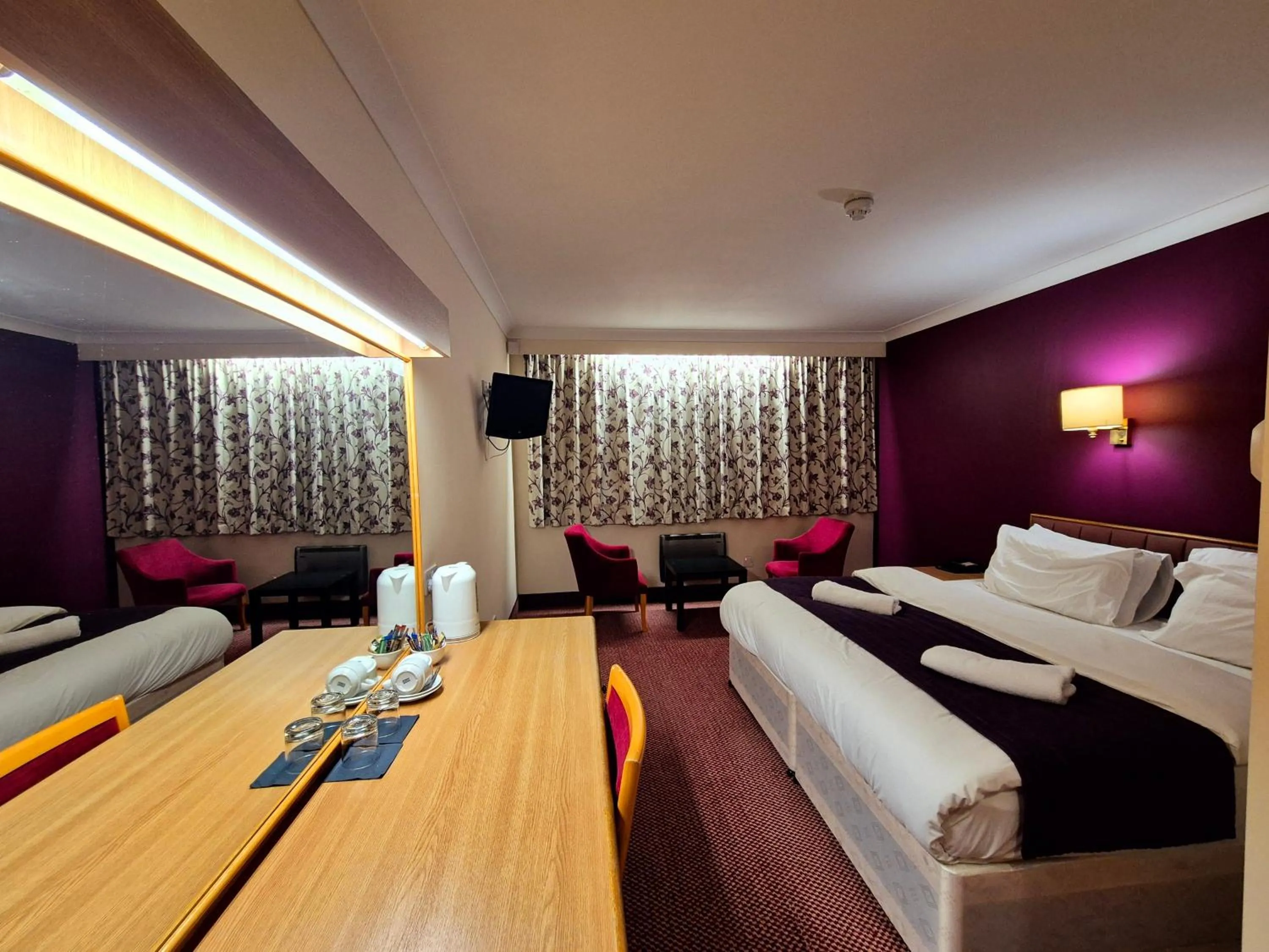 Photo of the whole room, Bed in Supreme Inn Boston