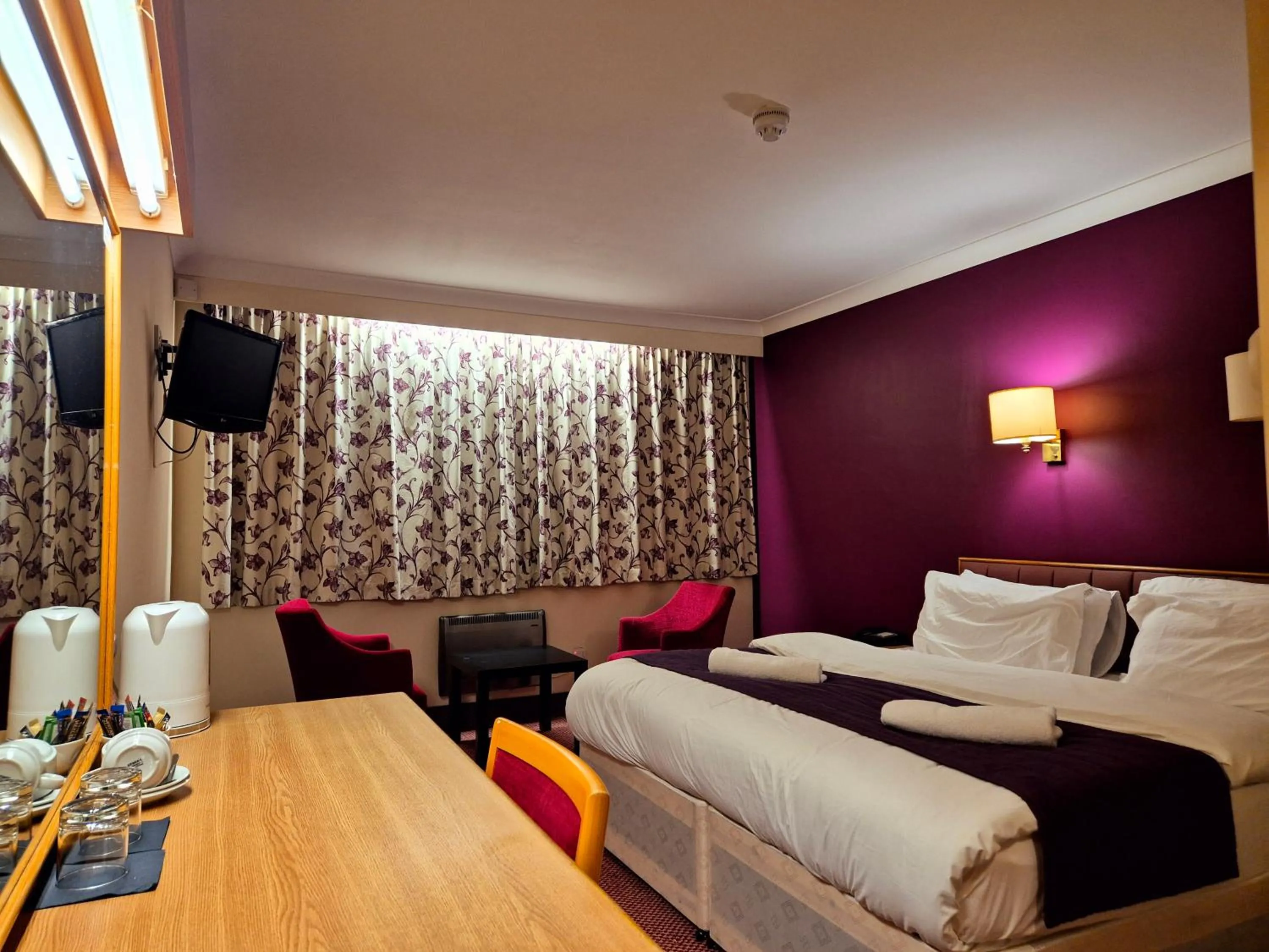 Bedroom, Bed in Supreme Inn Boston