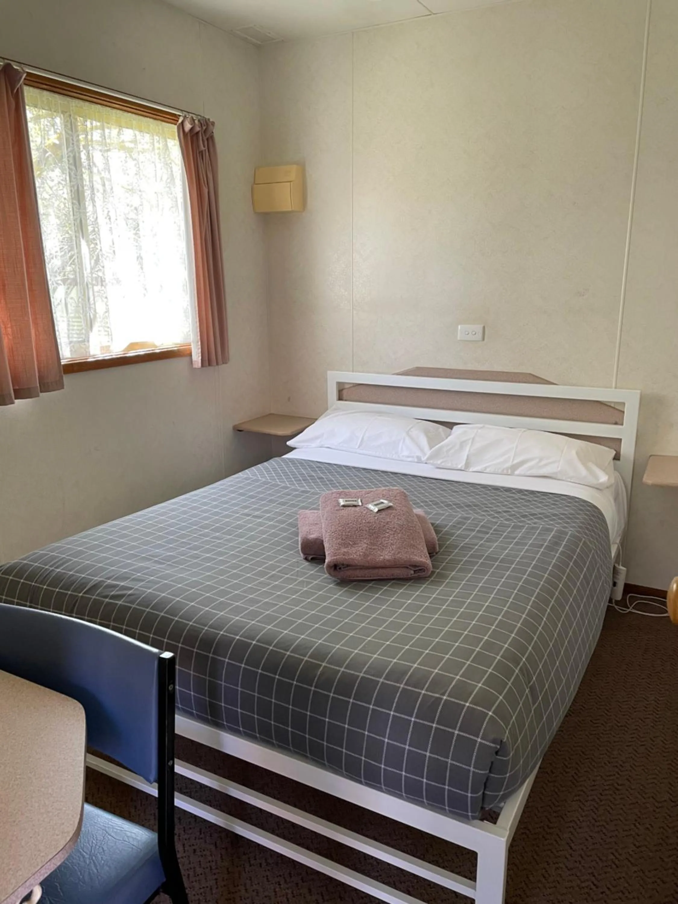 Bedroom, Bed in Jenolan Holiday Park Oberon