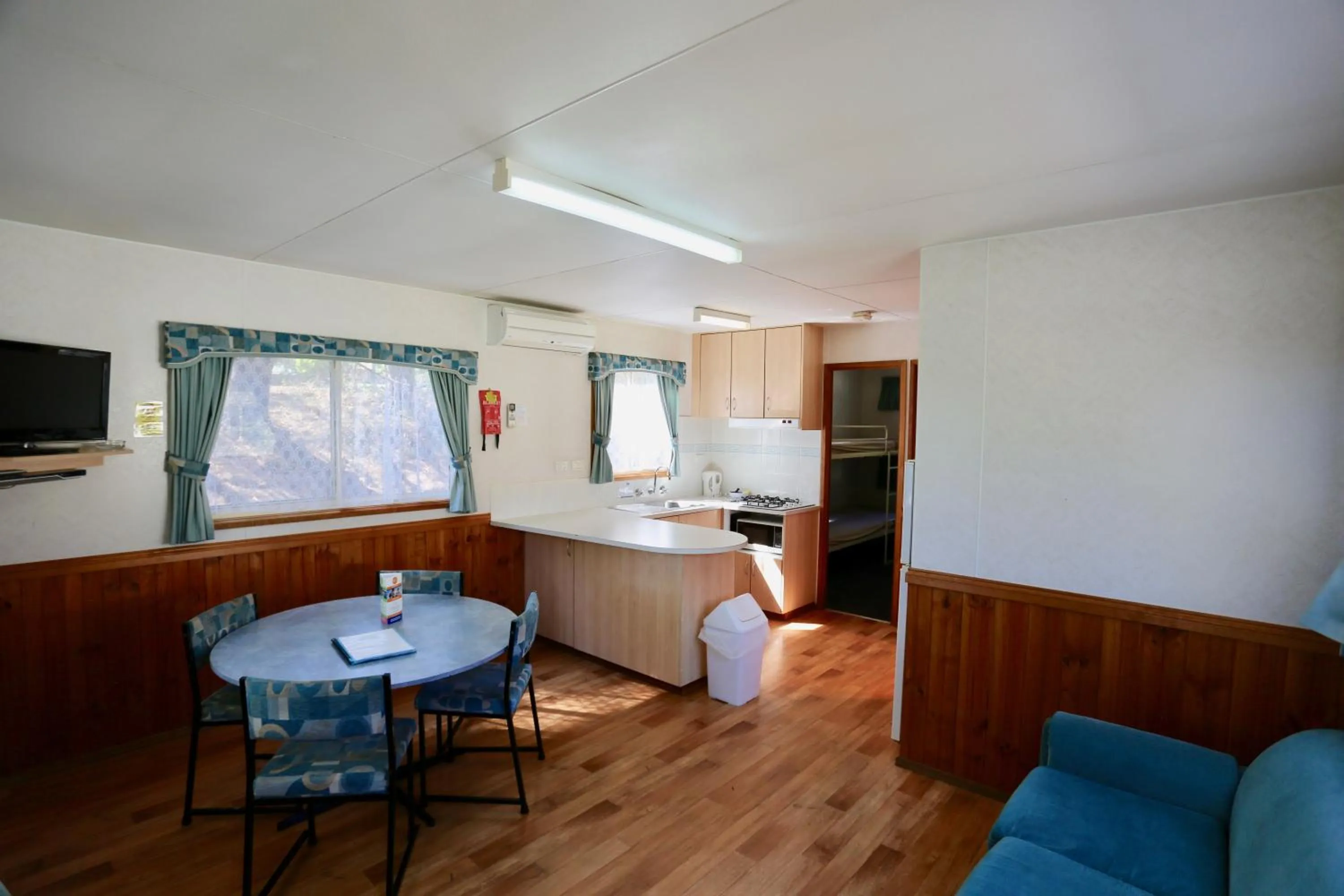 Communal lounge/ TV room in Jenolan Holiday Park Oberon