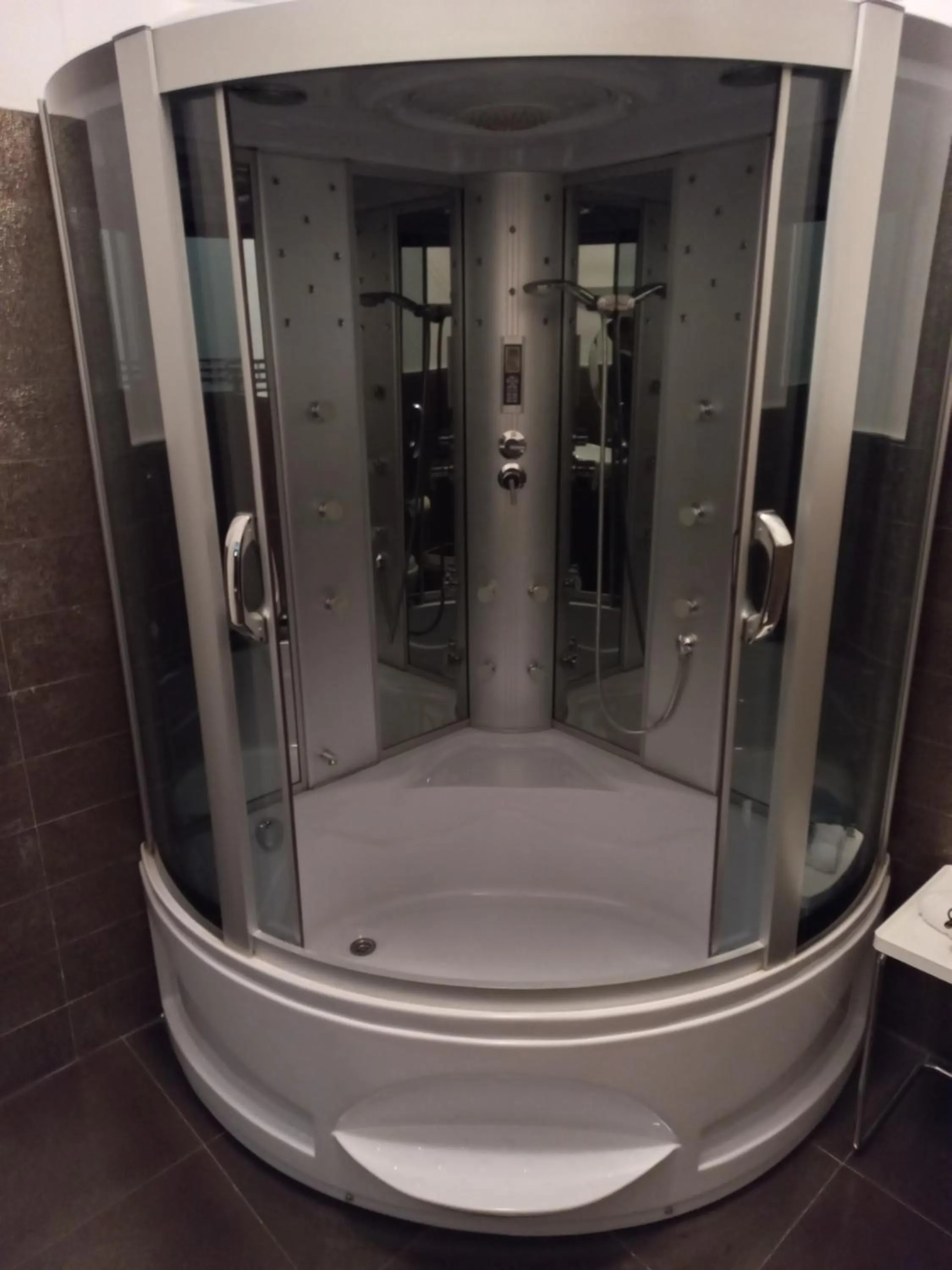 Shower in Hotel Bruman