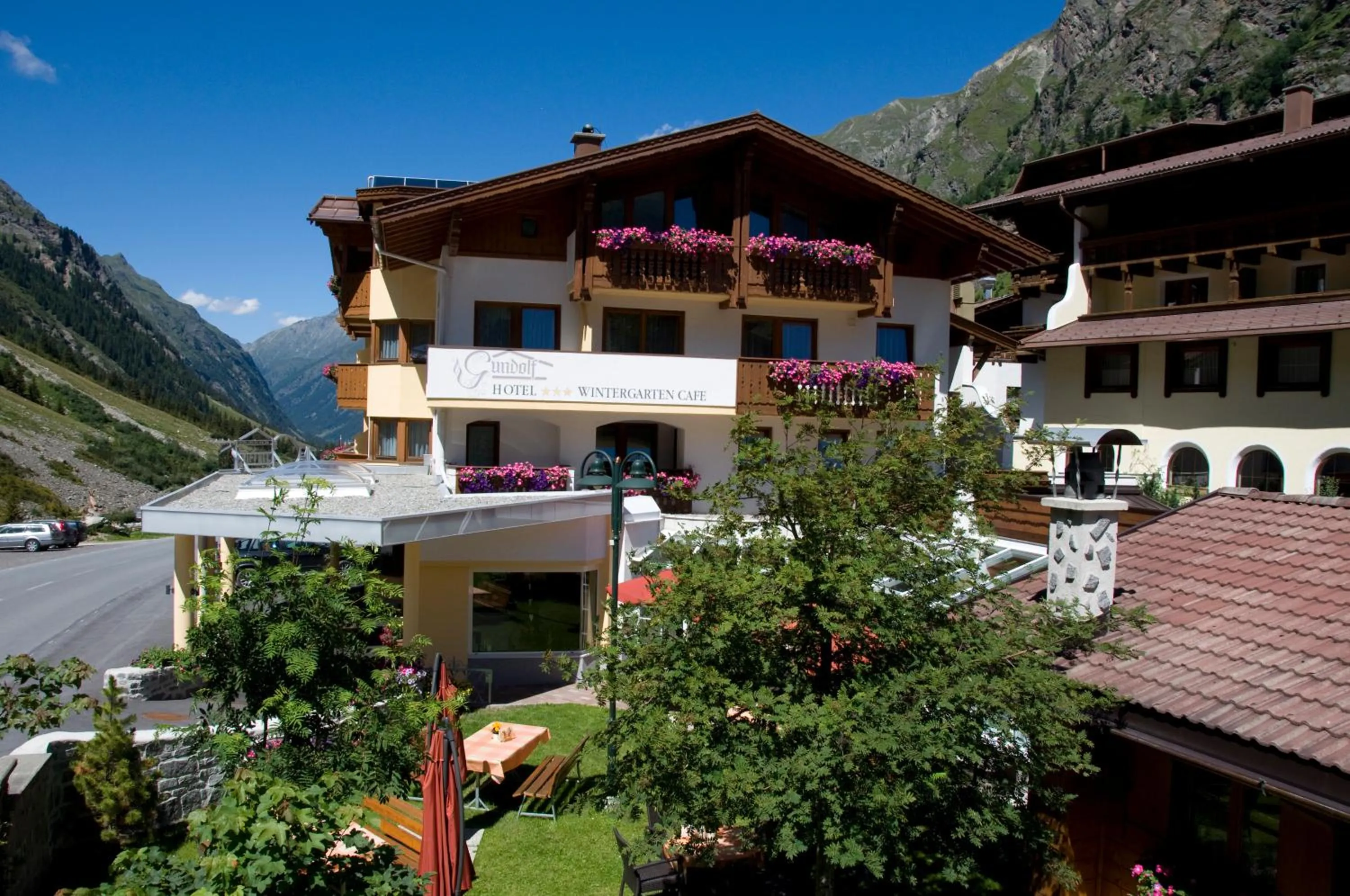 Facade/entrance in Hotel Gundolf