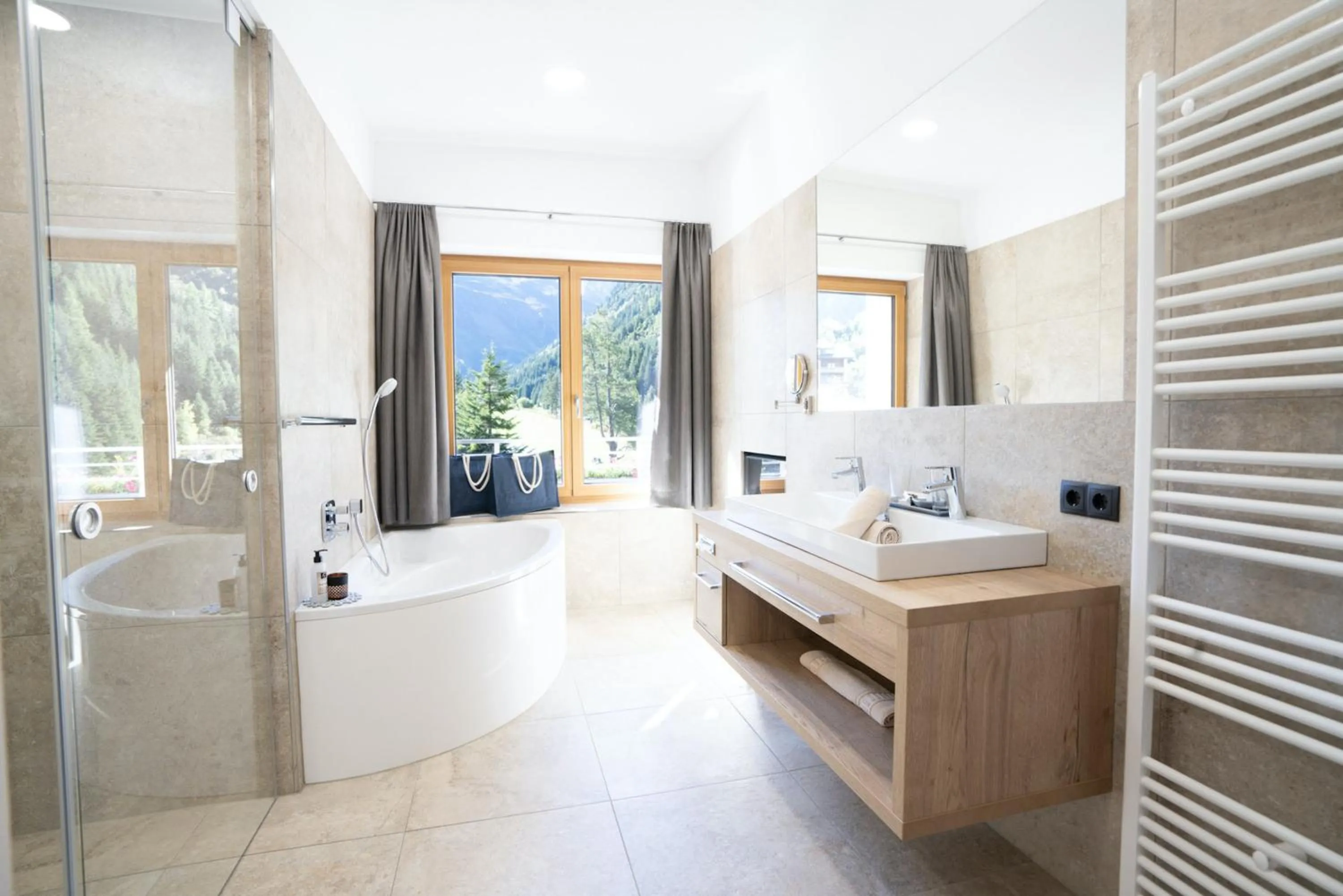 Bathroom, Bed in Hotel Gundolf