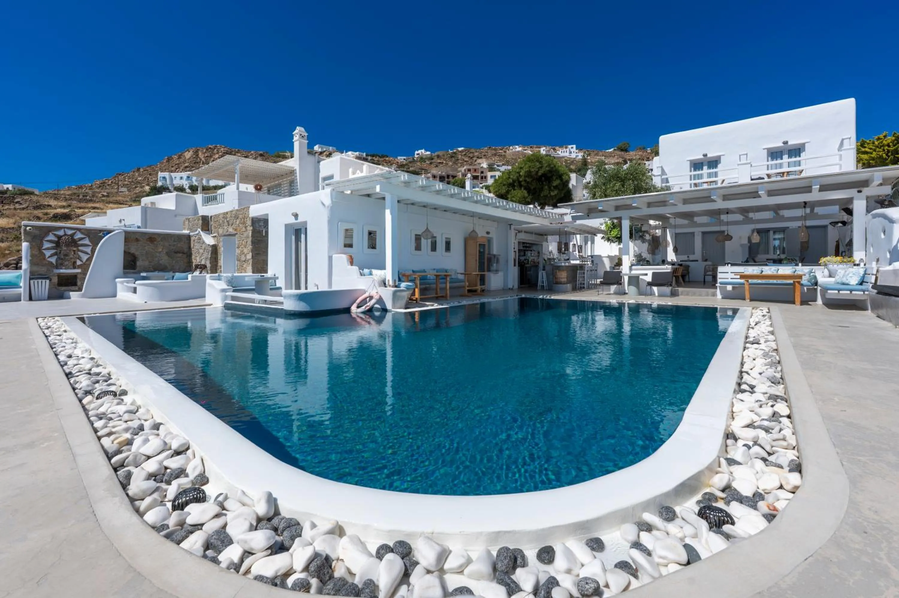 Flaskos Luxury Suites