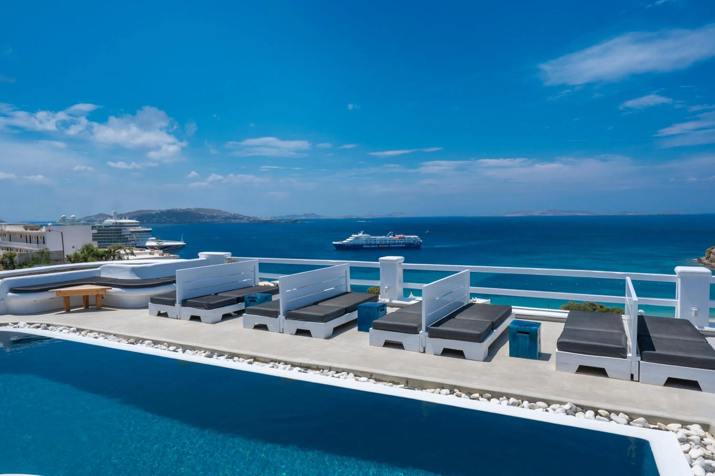 Flaskos Luxury Suites