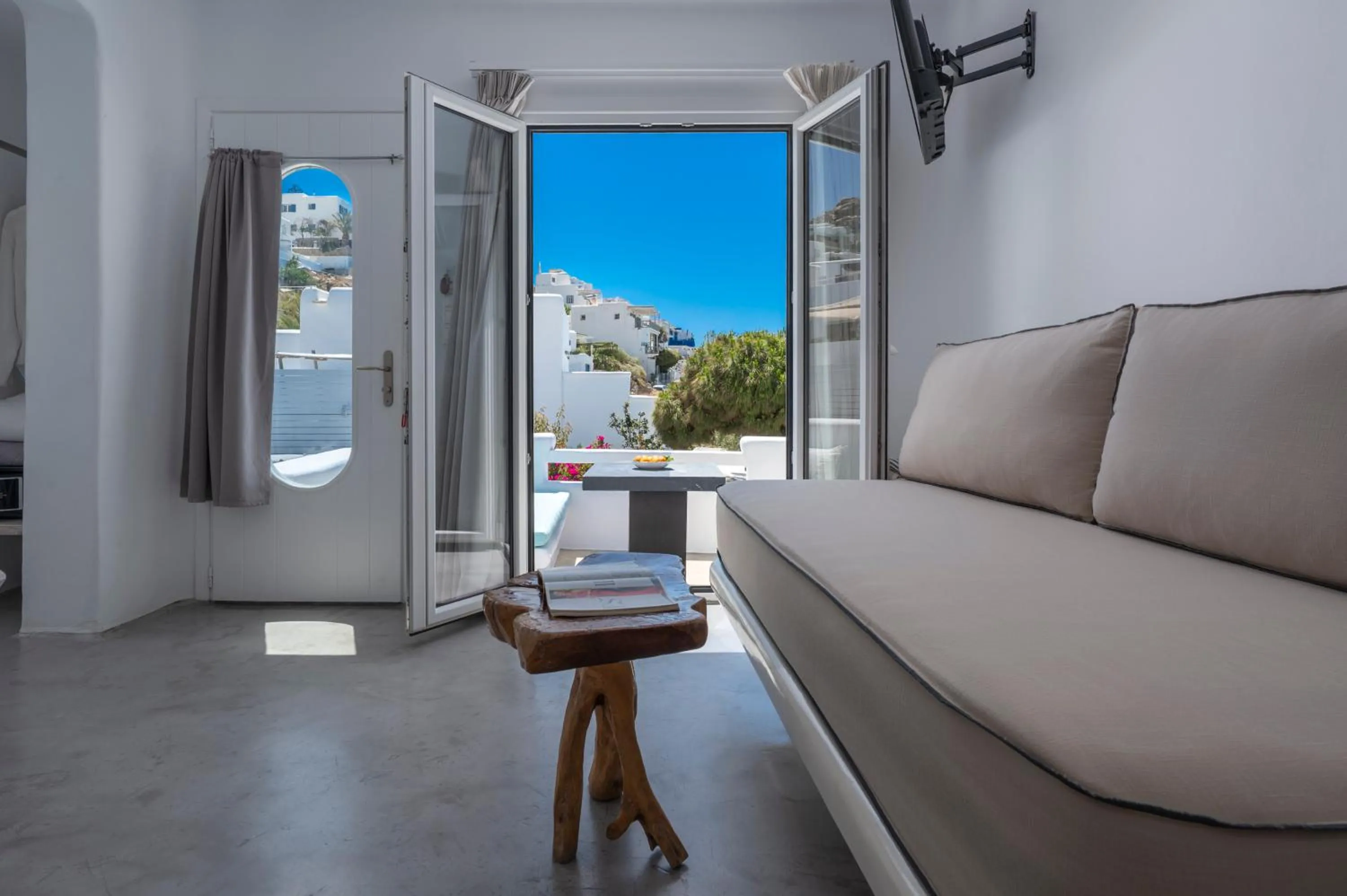 Flaskos Luxury Suites