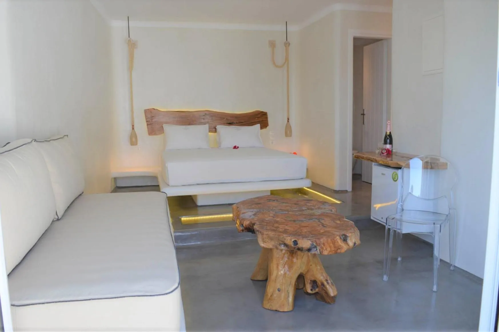 Two- Bedroom Apartment with Sea View in Flaskos Luxury Suites