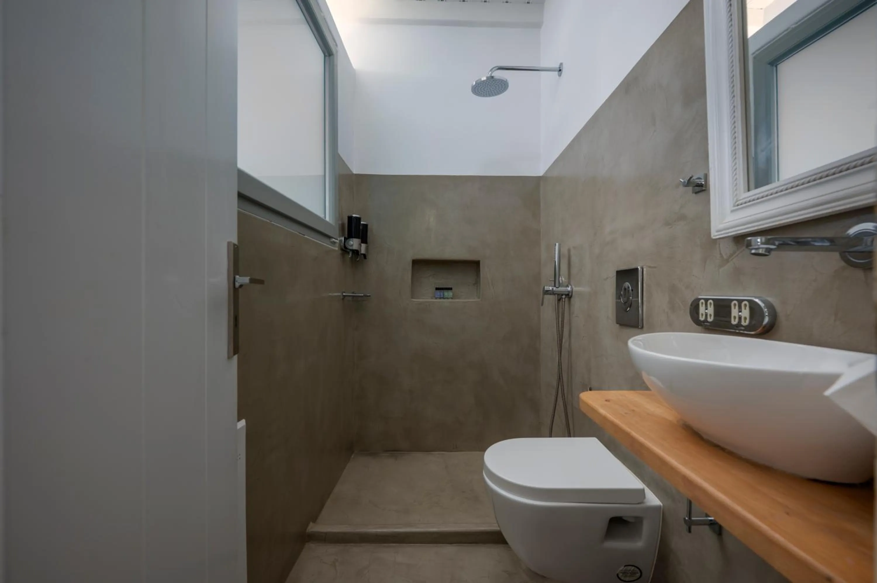 Flaskos Luxury Suites