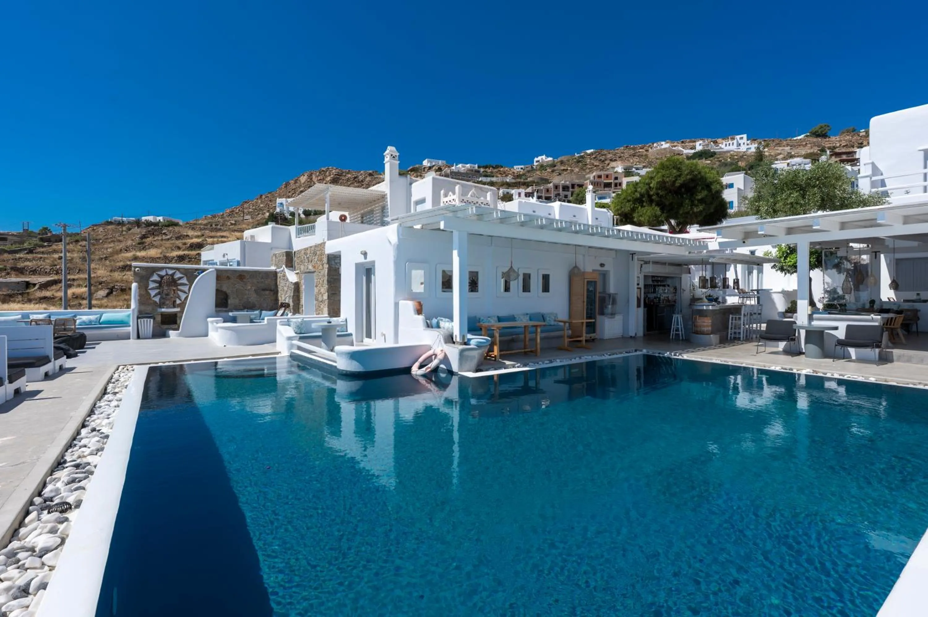 Flaskos Luxury Suites