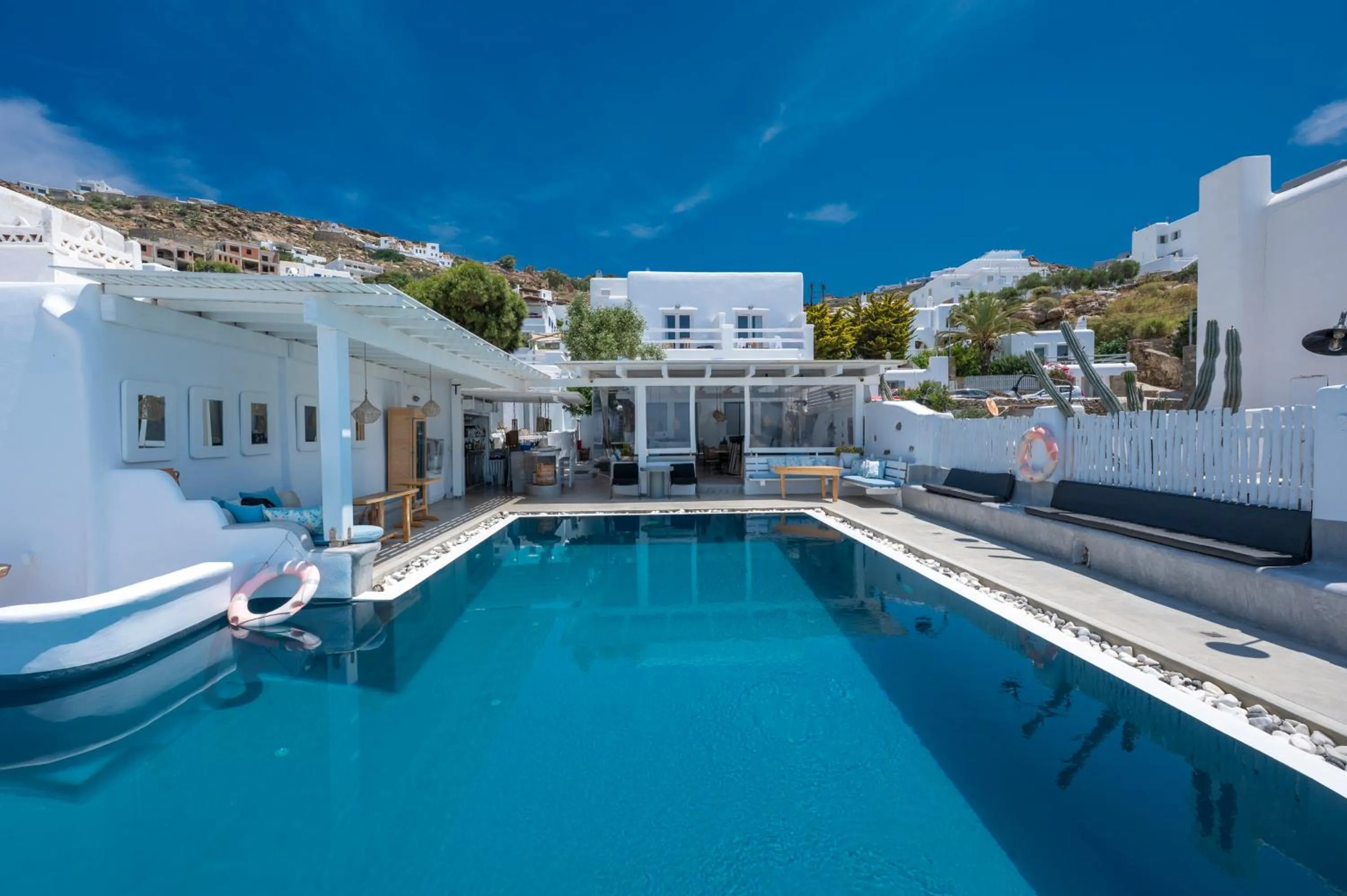 Flaskos Luxury Suites