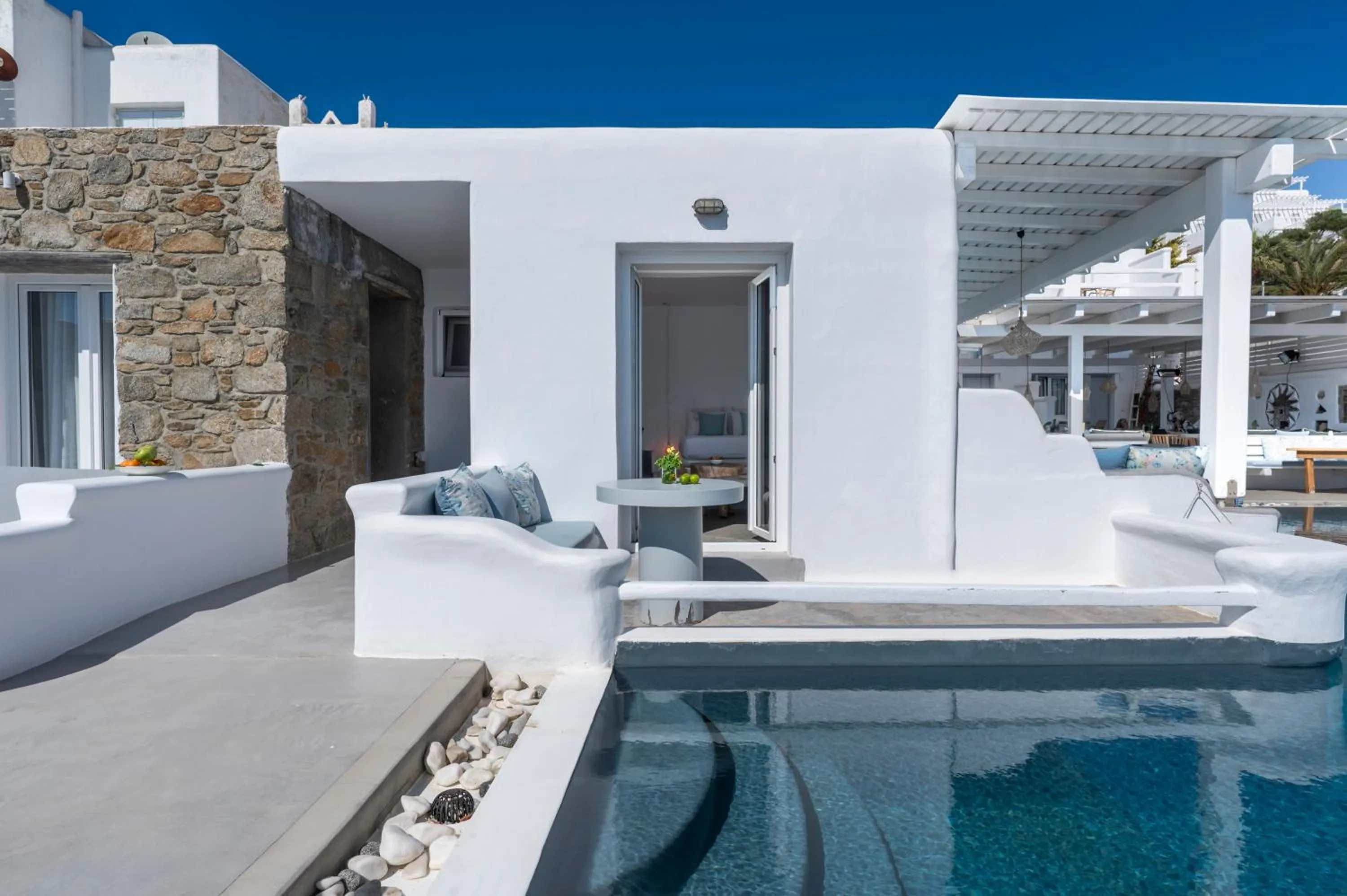 Flaskos Luxury Suites