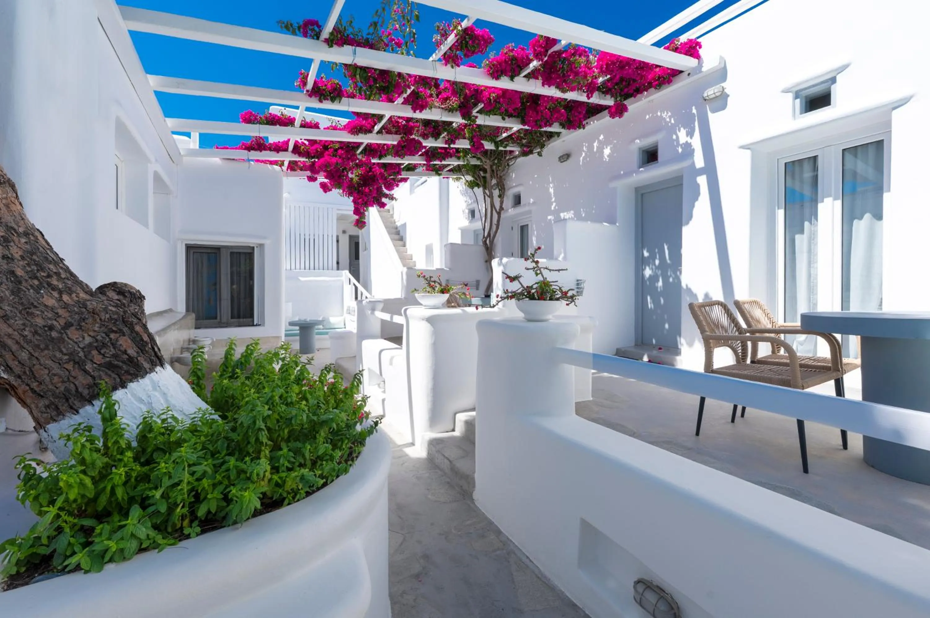 Flaskos Luxury Suites