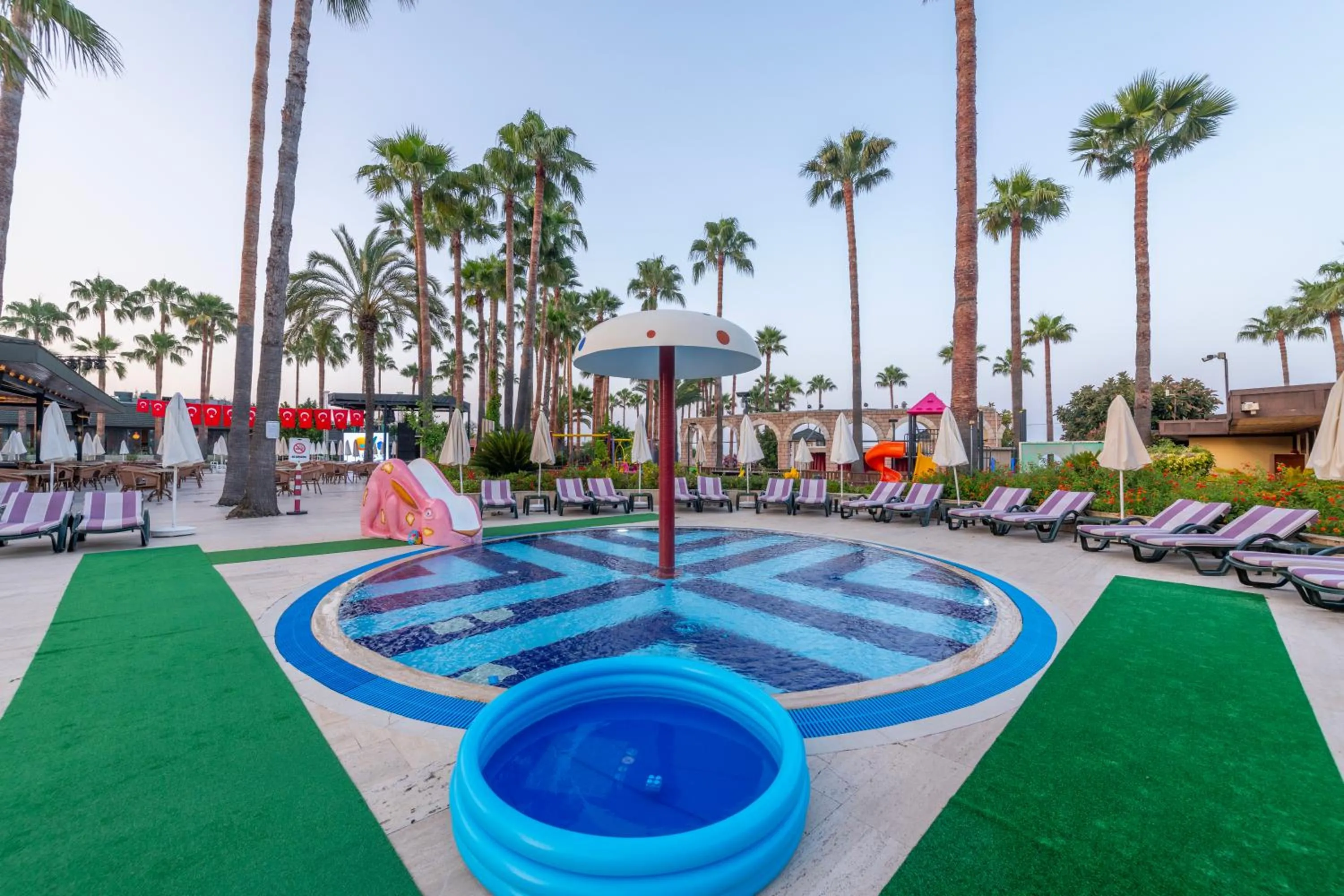 Swimming pool in Meryan Hotel - Ultra All Inclusive