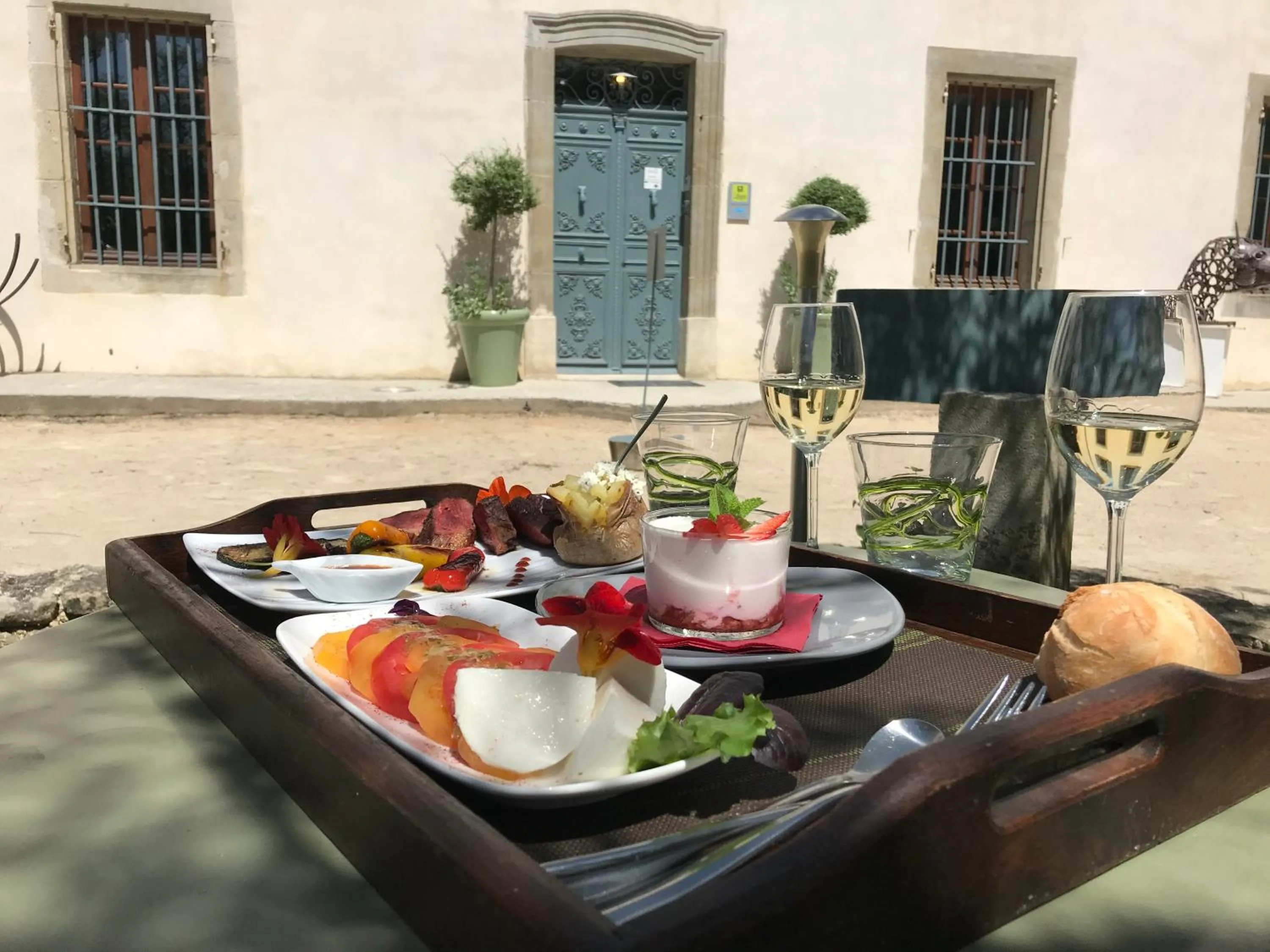 Food and drinks in Logis Hôtel Château De Palaja