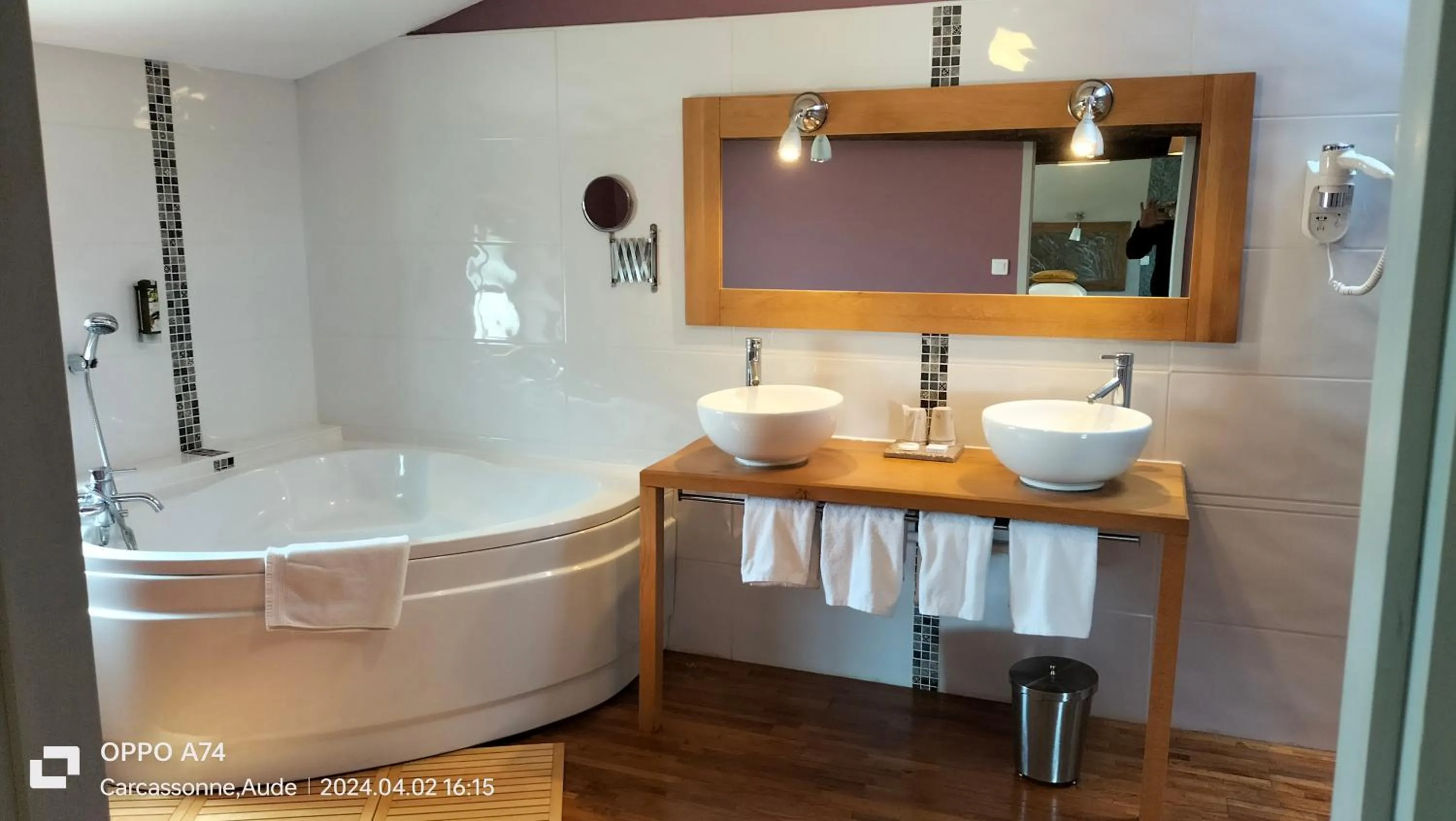 Bathroom in Logis Hôtel Château De Palaja