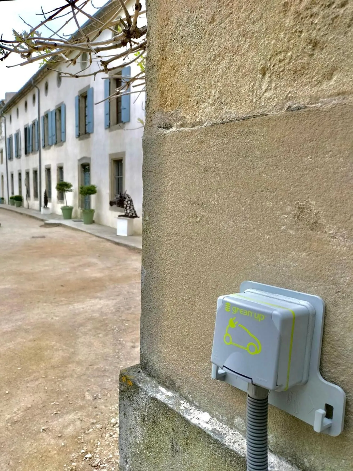 Parking in Logis Hôtel Château De Palaja