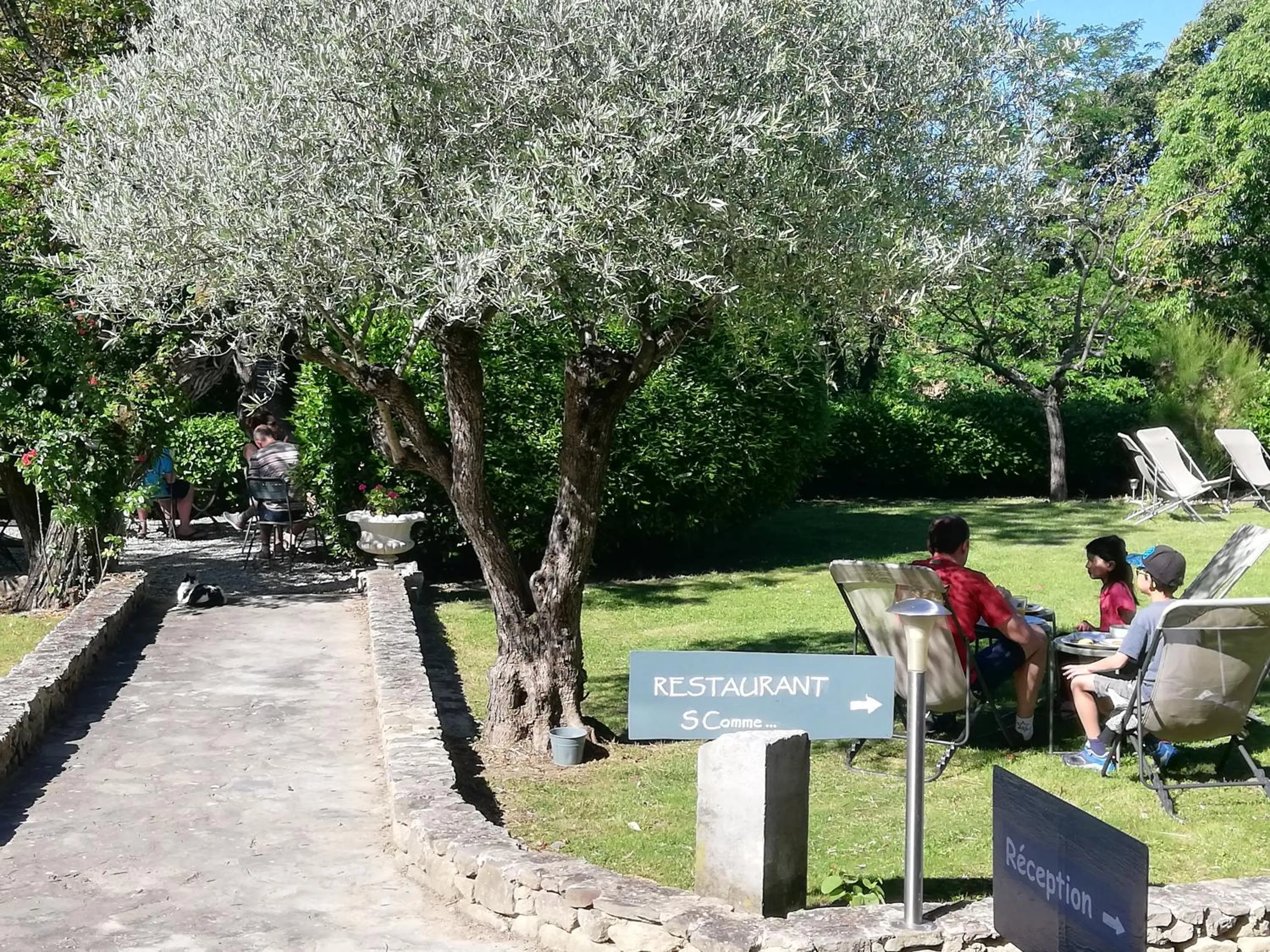 Patio in Logis Hôtel Château De Palaja