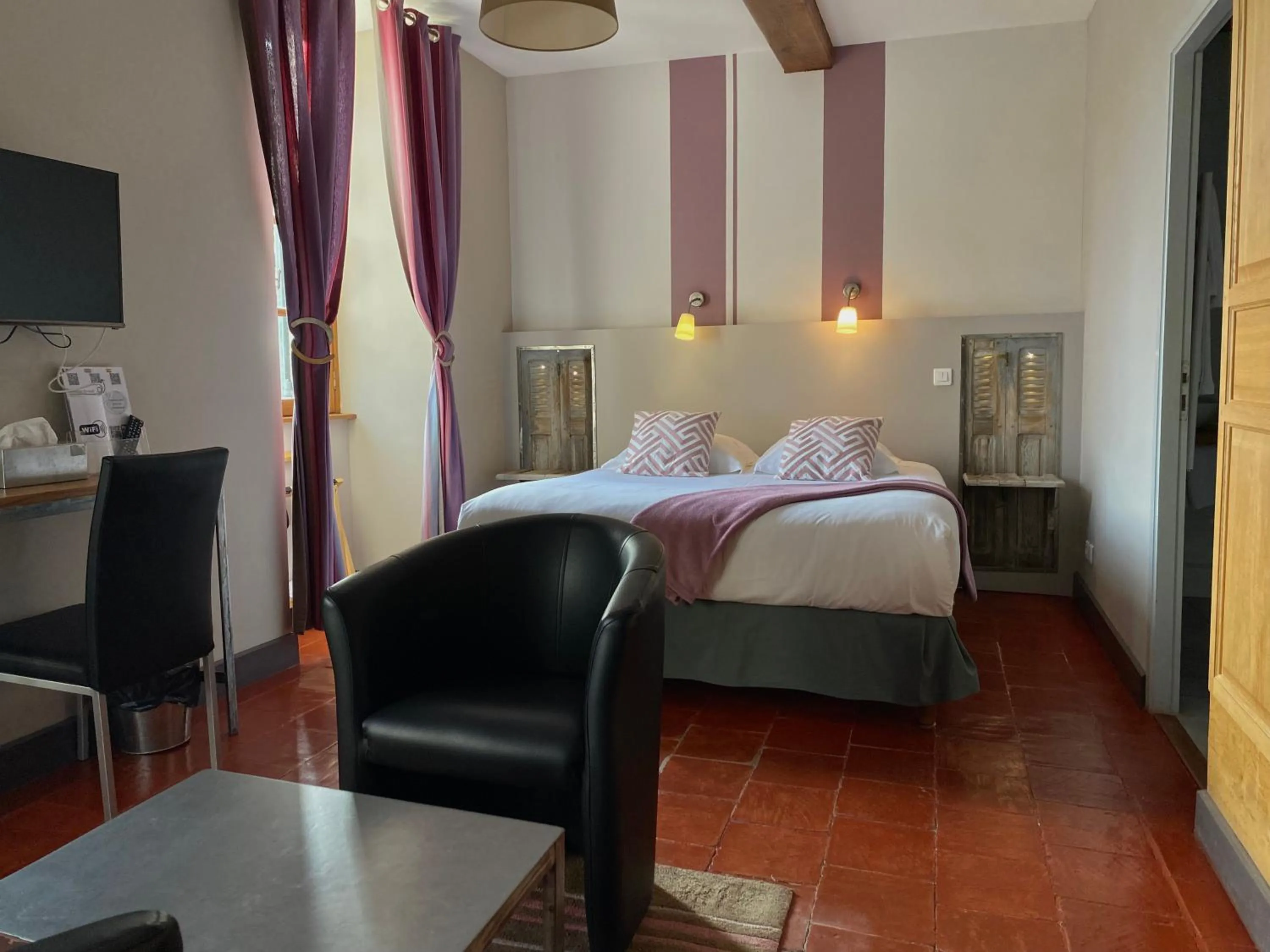 Bed in Logis Hôtel Château De Palaja