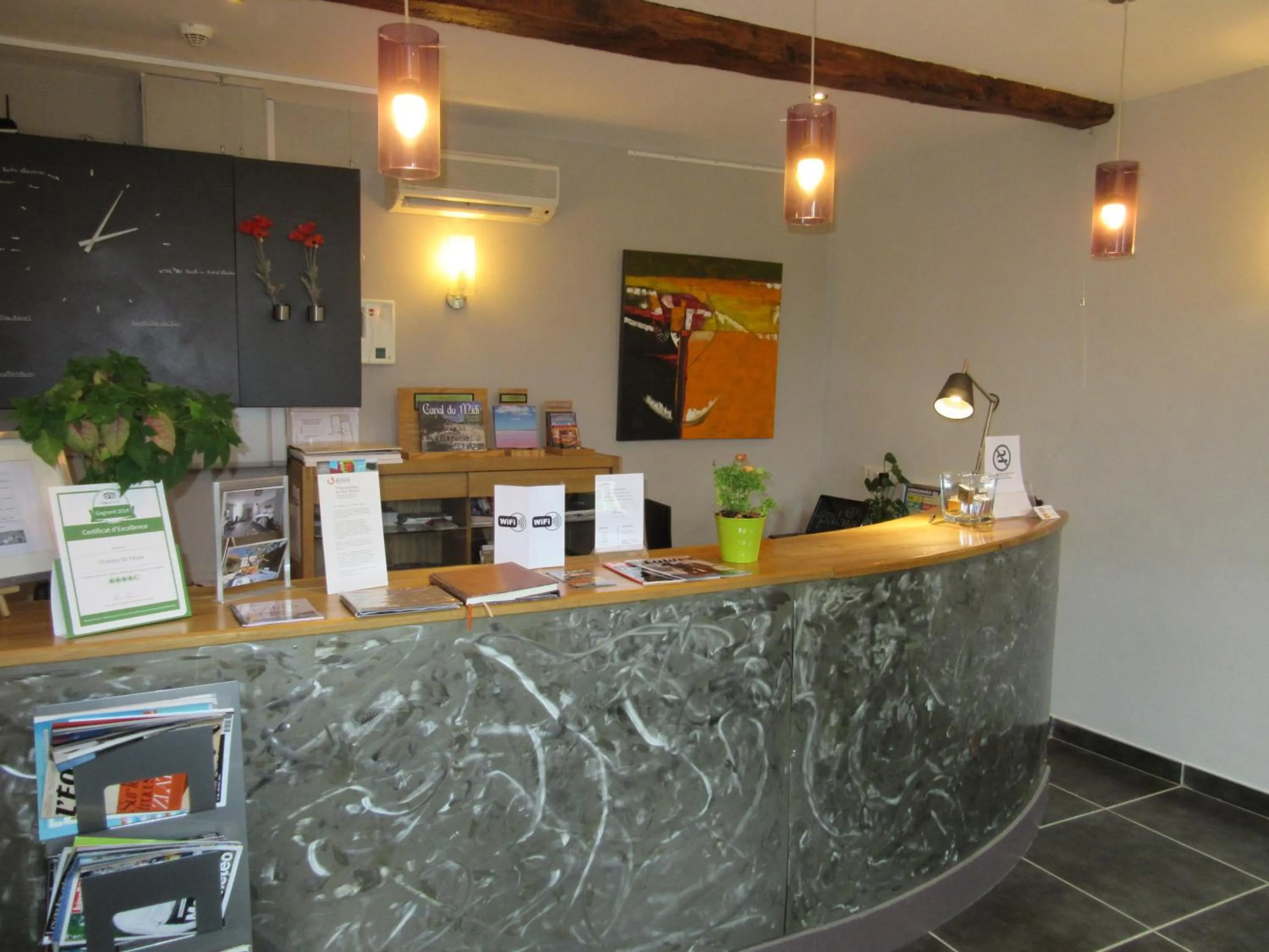 Lobby or reception in Logis Hôtel Château De Palaja