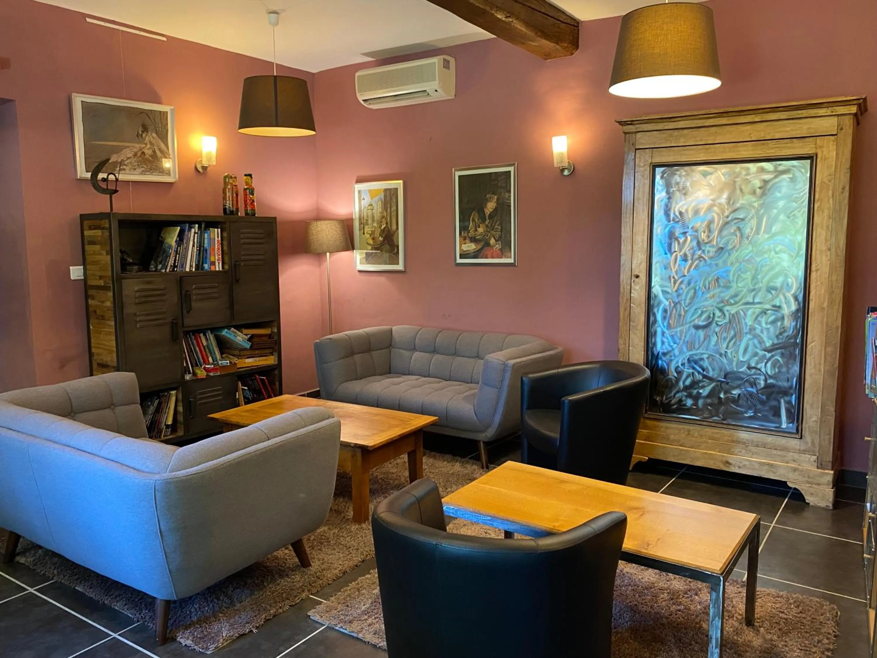 Communal lounge/ TV room in Logis Hôtel Château De Palaja