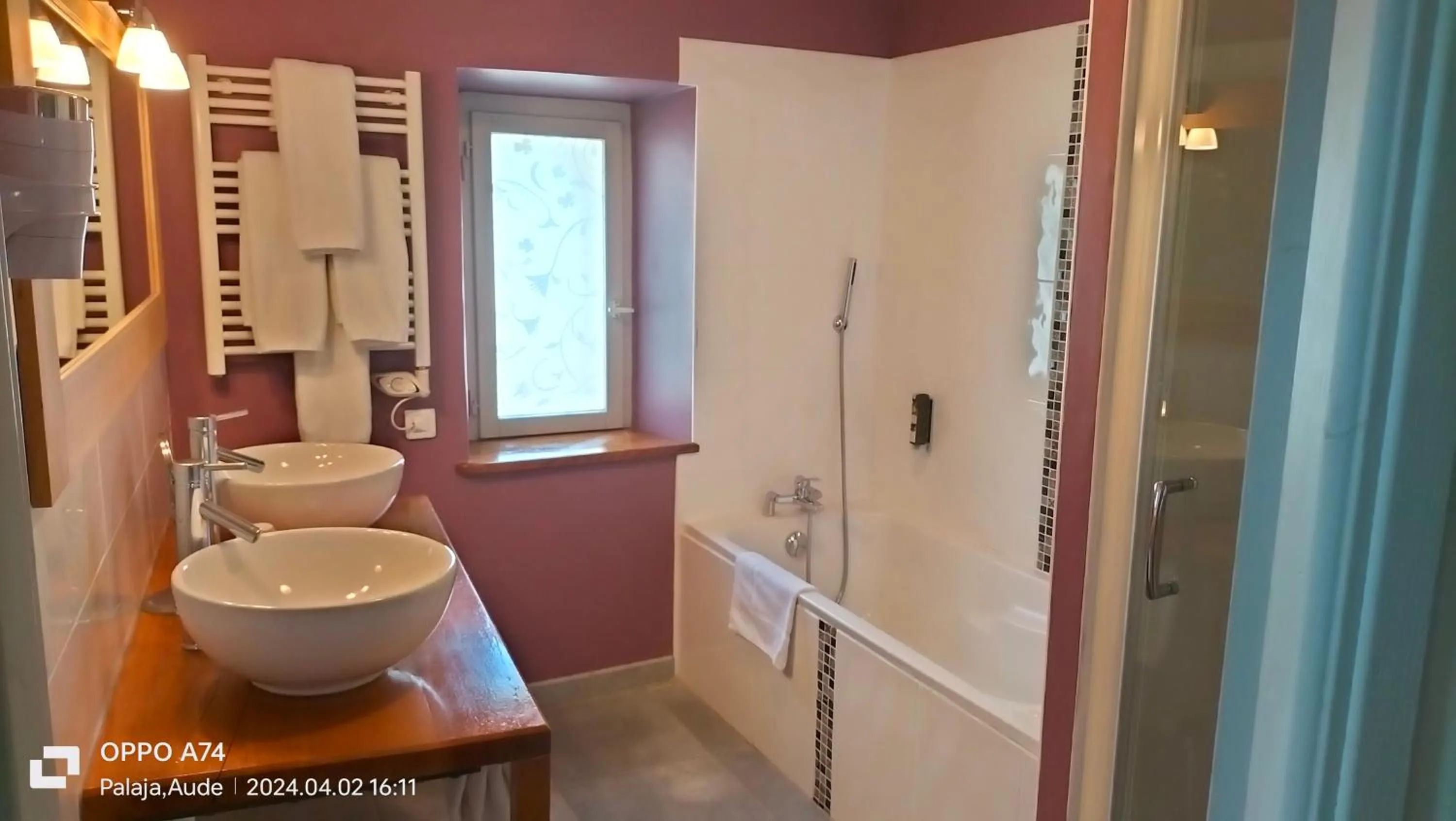 Bathroom in Logis Hôtel Château De Palaja