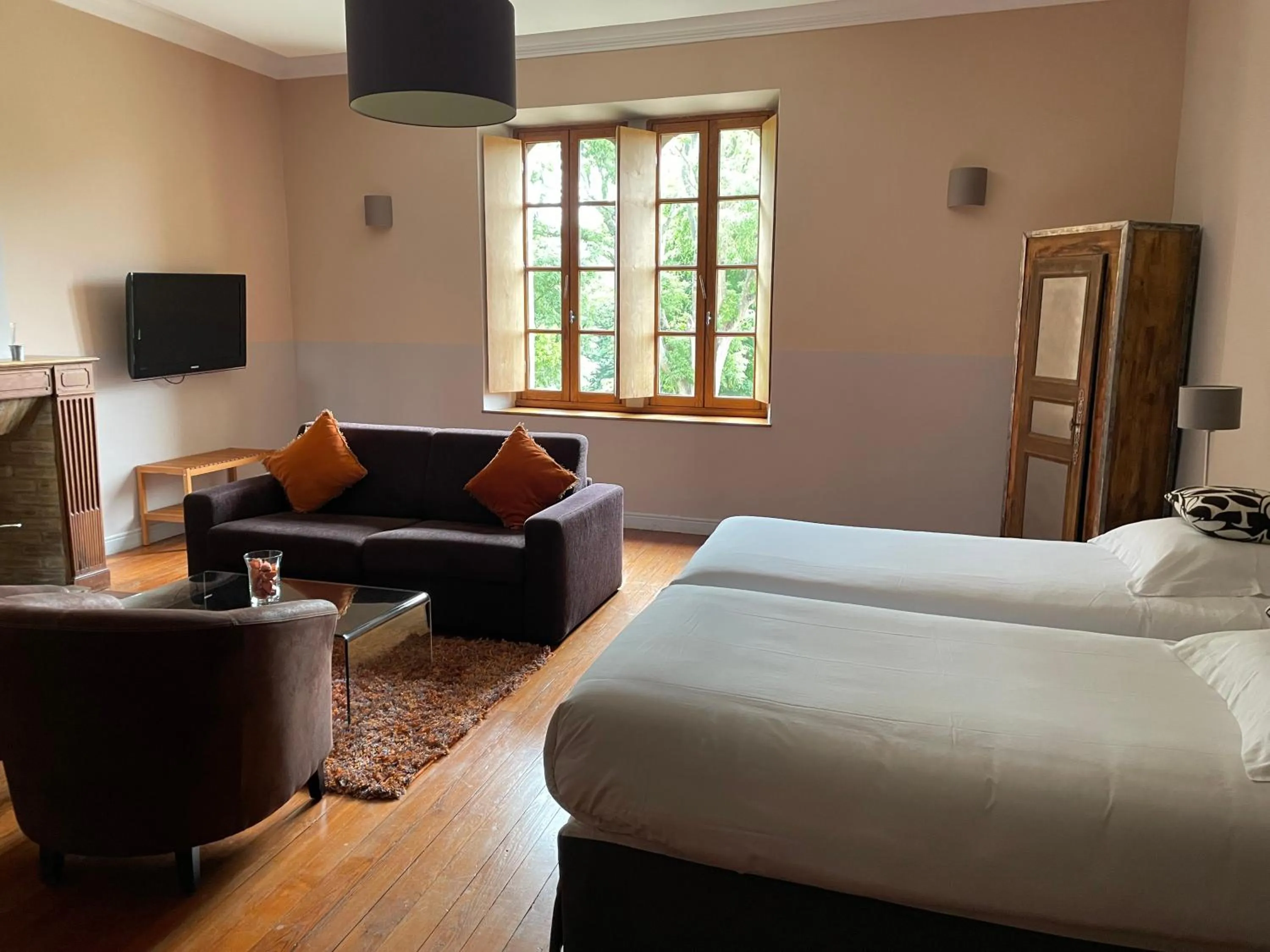 Bed in Logis Hôtel Château De Palaja