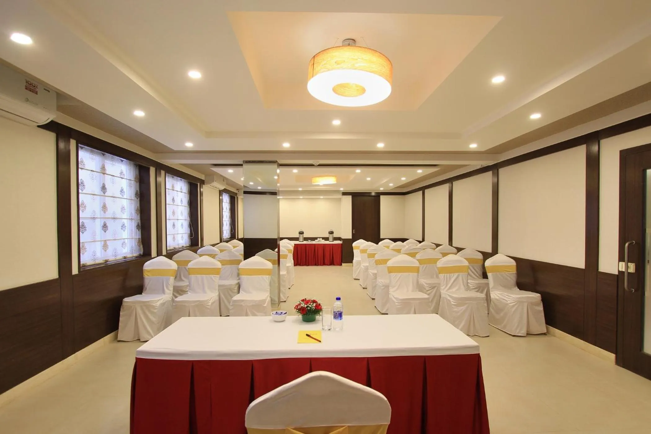 Business facilities in La Sara Regent