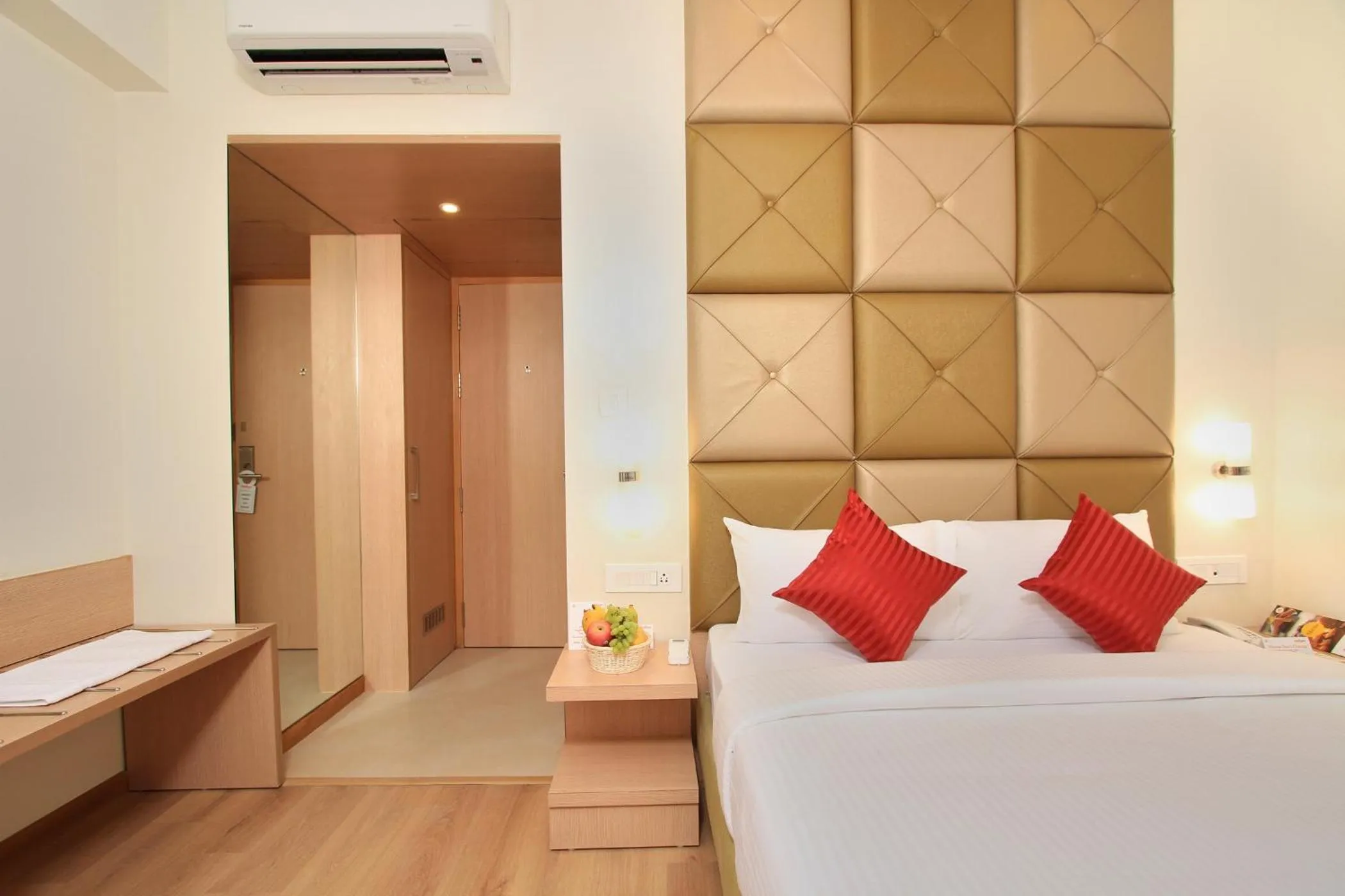 Photo of the whole room, Bed in La Sara Regent