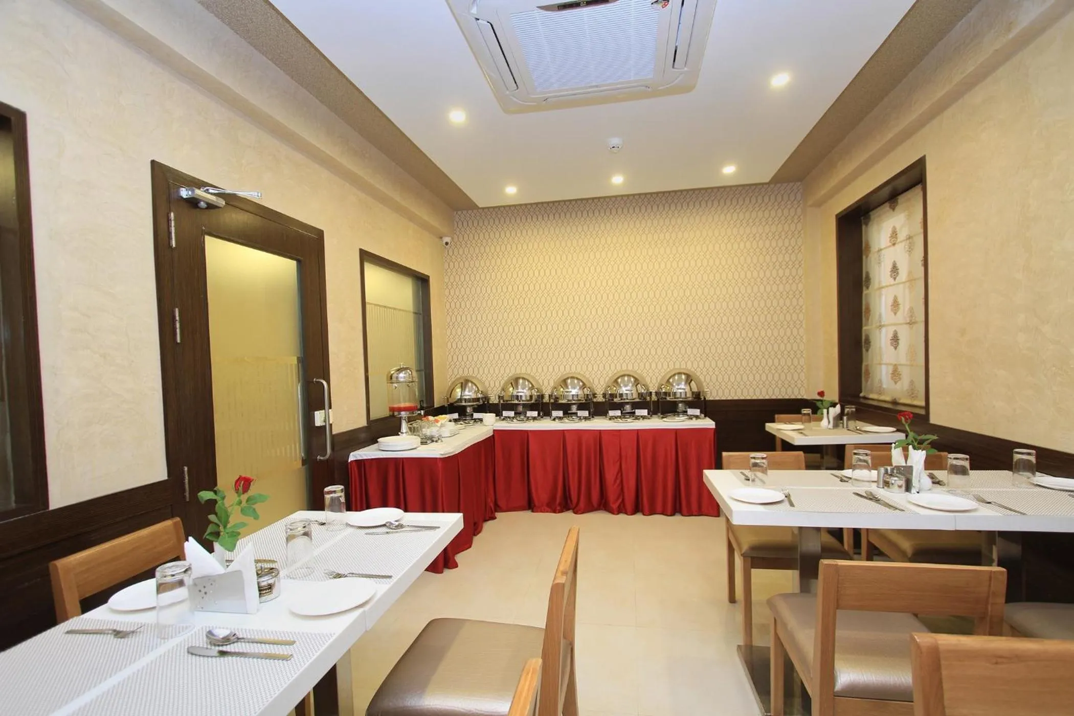 Restaurant/places to eat in La Sara Regent