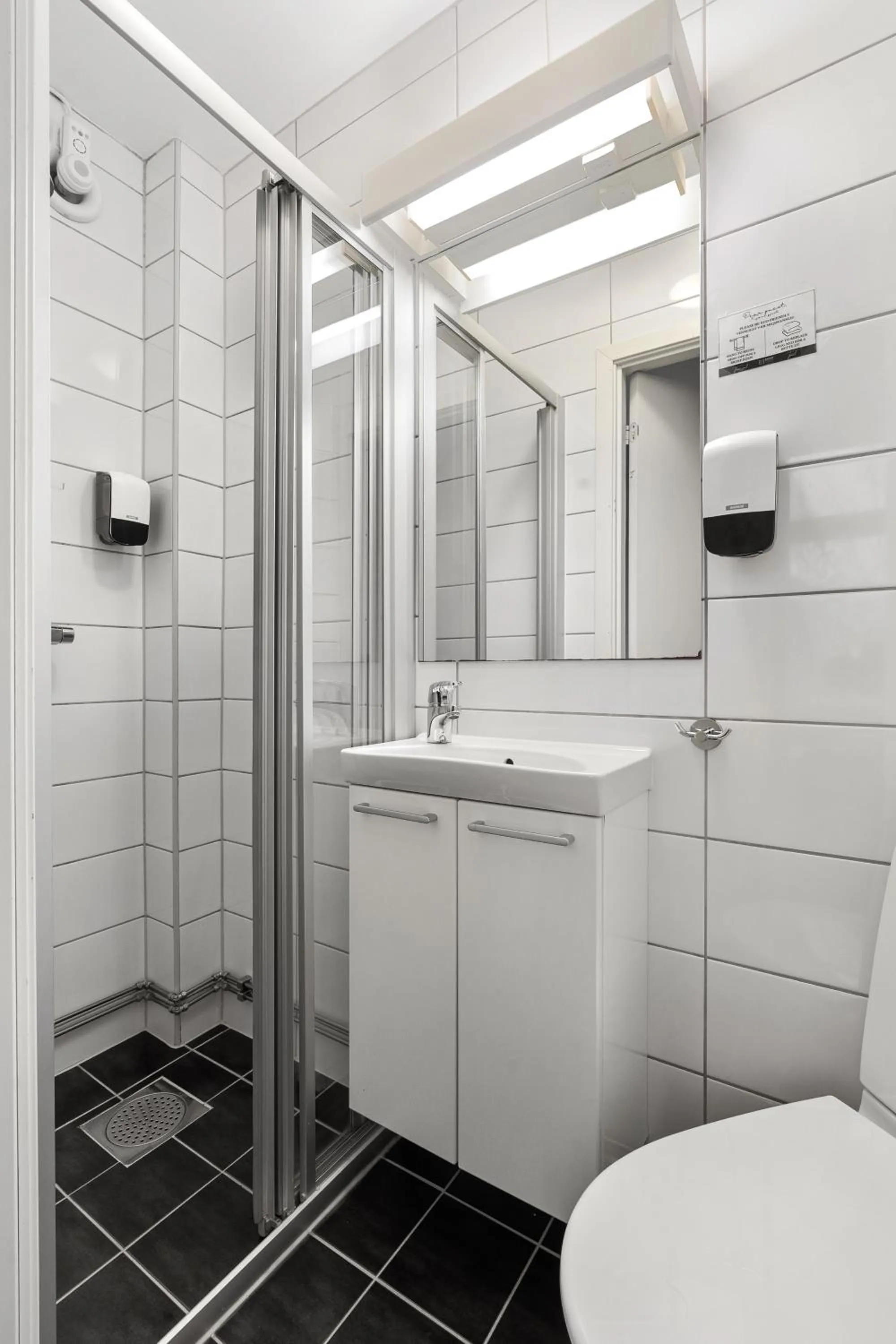 Shower in Enter Backpack Hotel