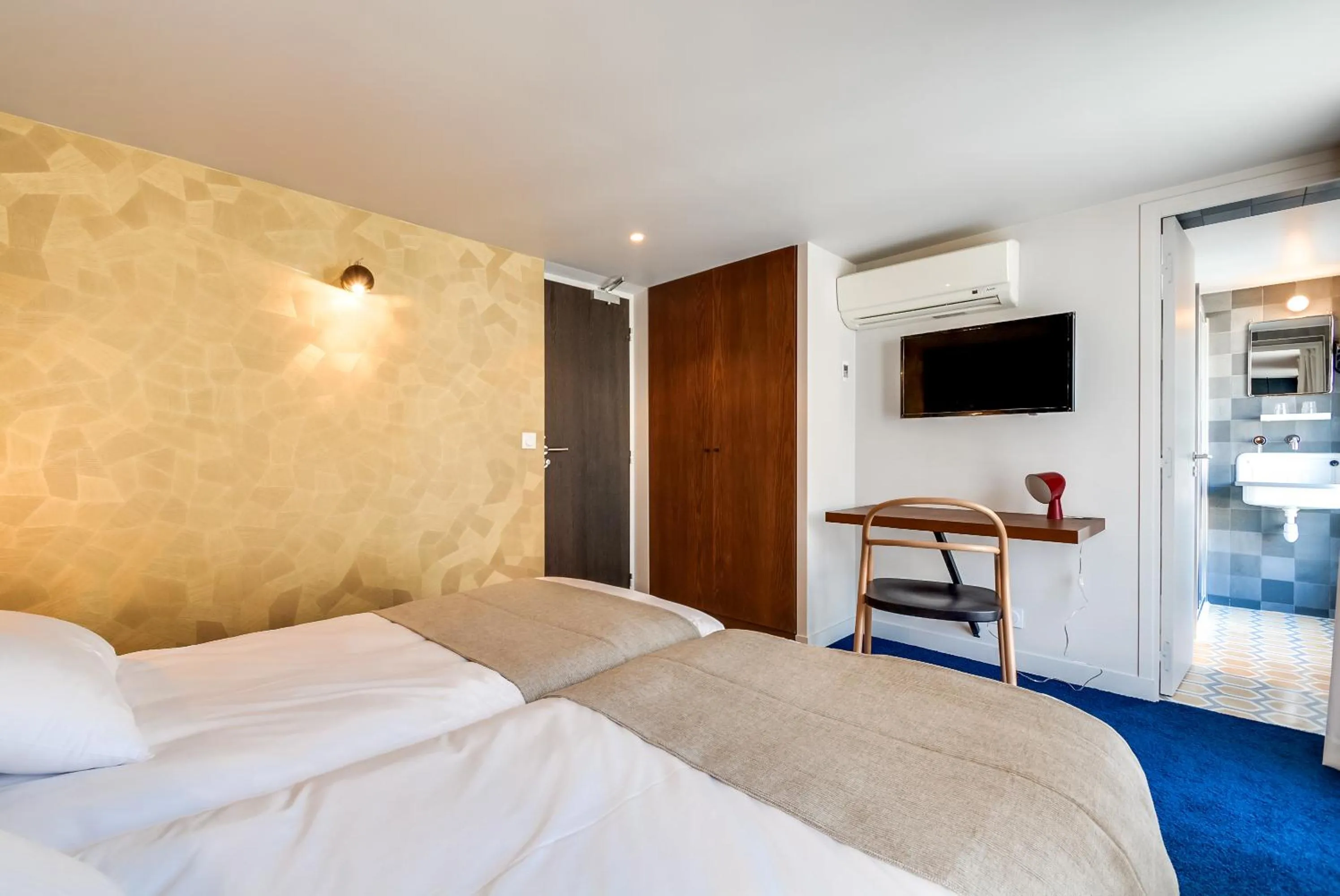 TV and multimedia, Bed in WIT Hotel