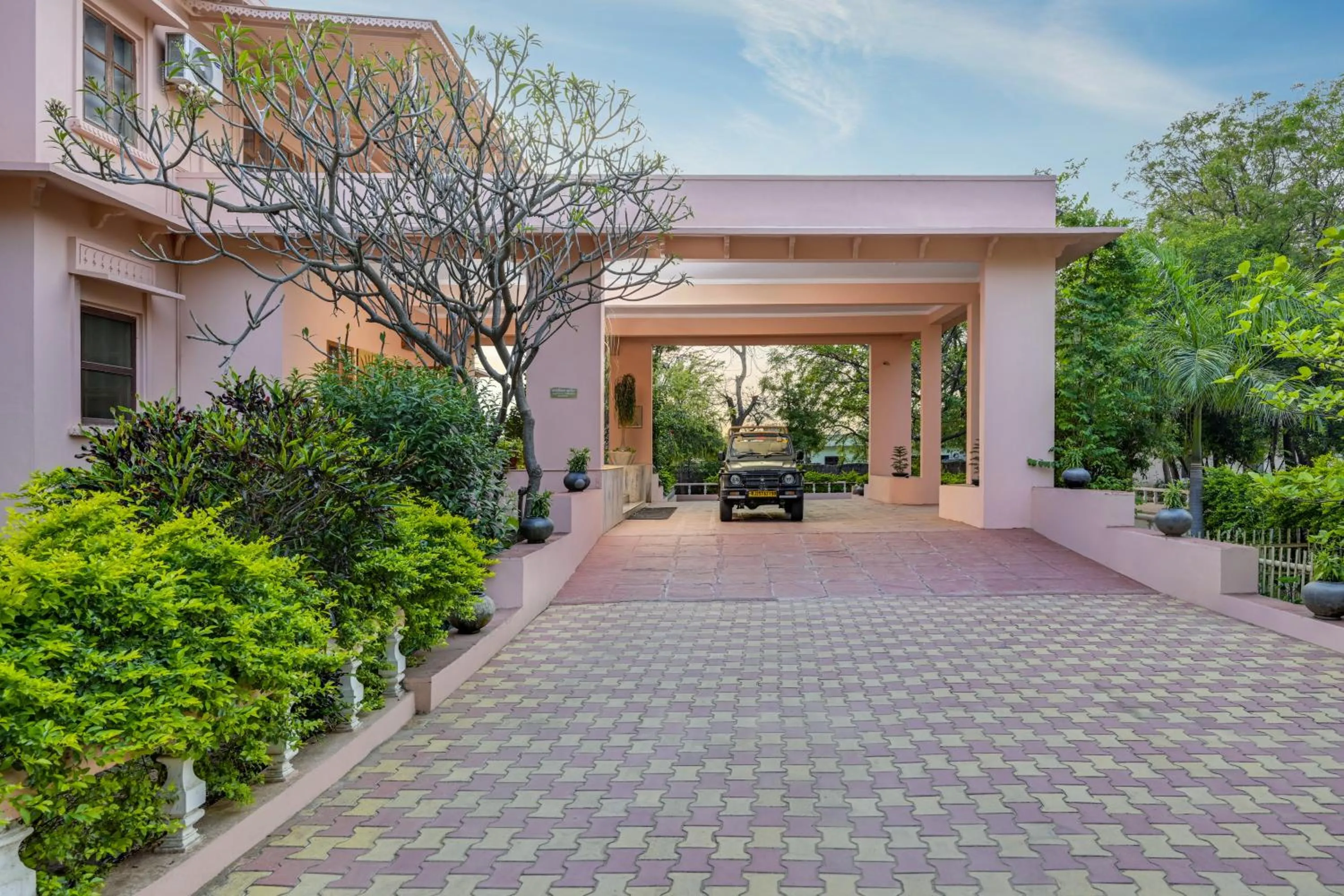 Facade/entrance in Dev Vilas