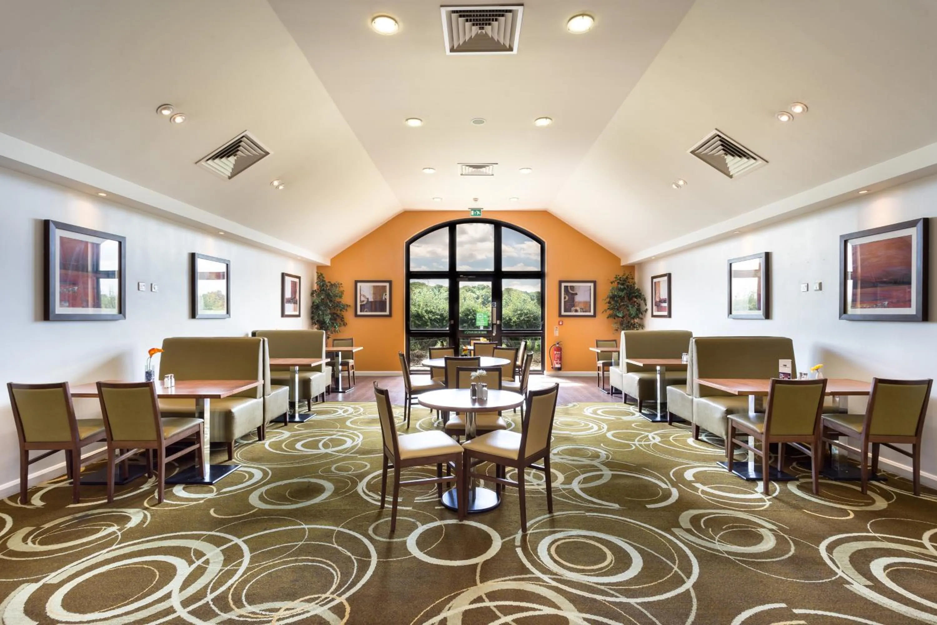 Restaurant/places to eat in Holiday Inn Express Colchester by IHG