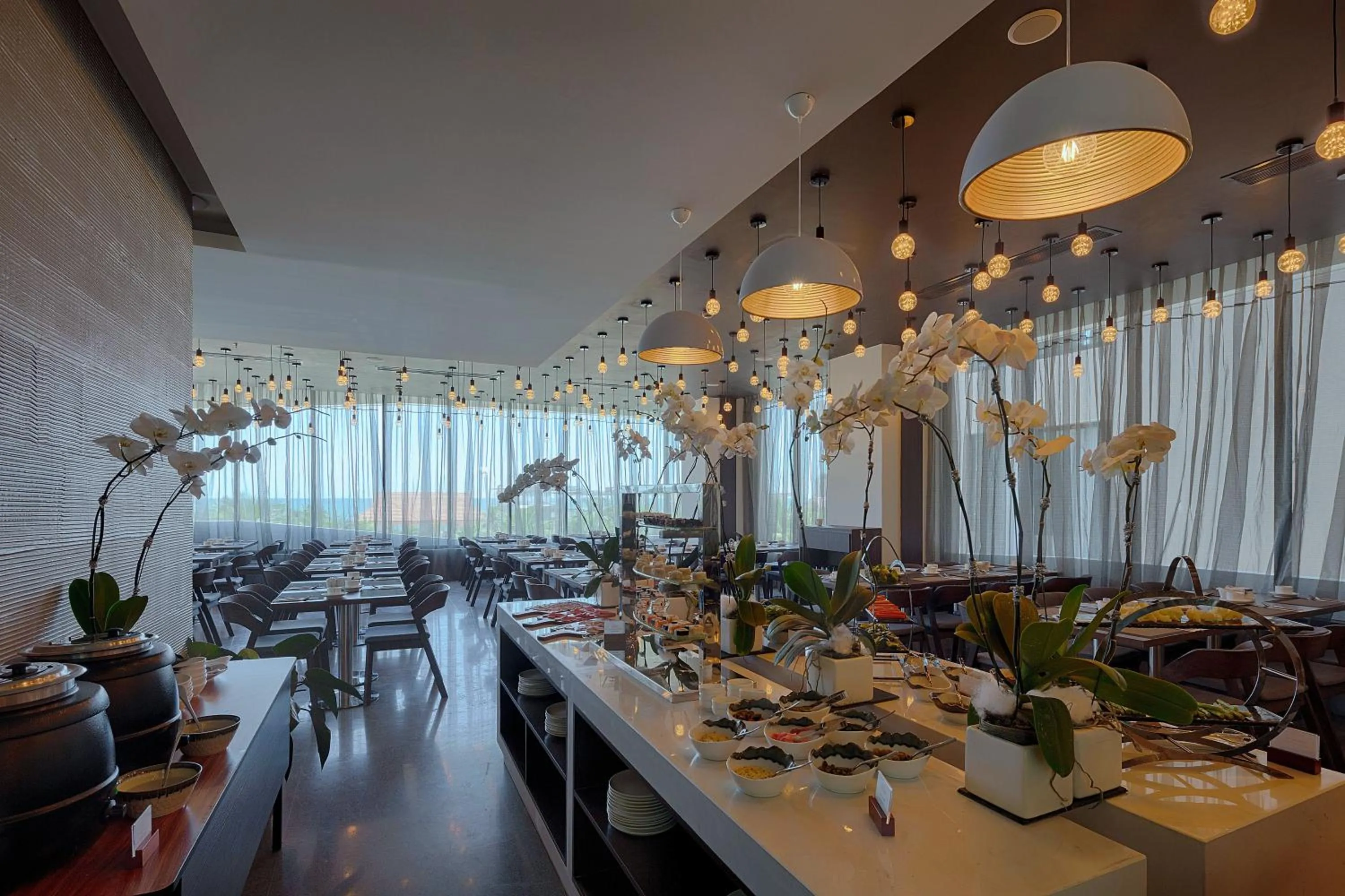 Restaurant/places to eat in Parosand Da Nang Hotel -Belle Maison Parosand Da Nang Hotel