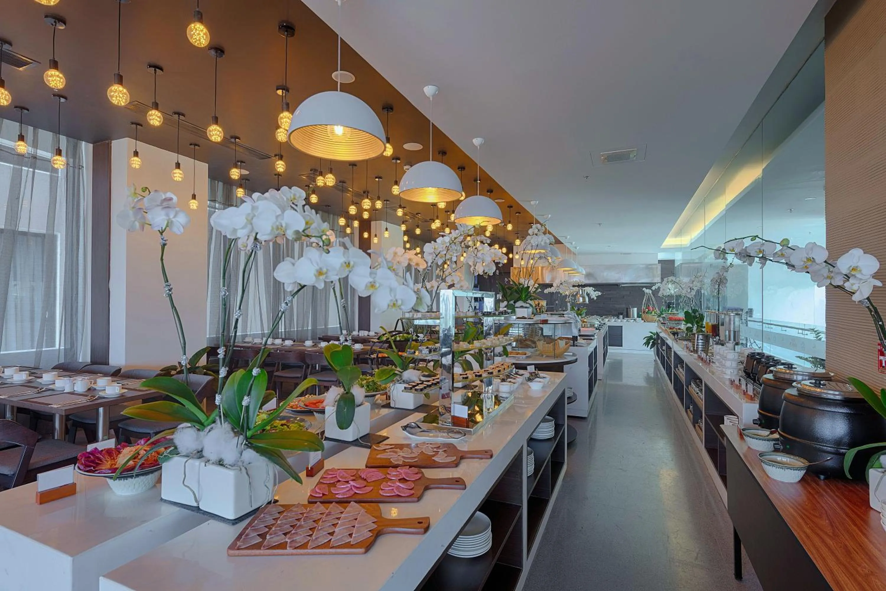 Restaurant/places to eat in Parosand Da Nang Hotel -Belle Maison Parosand Da Nang Hotel