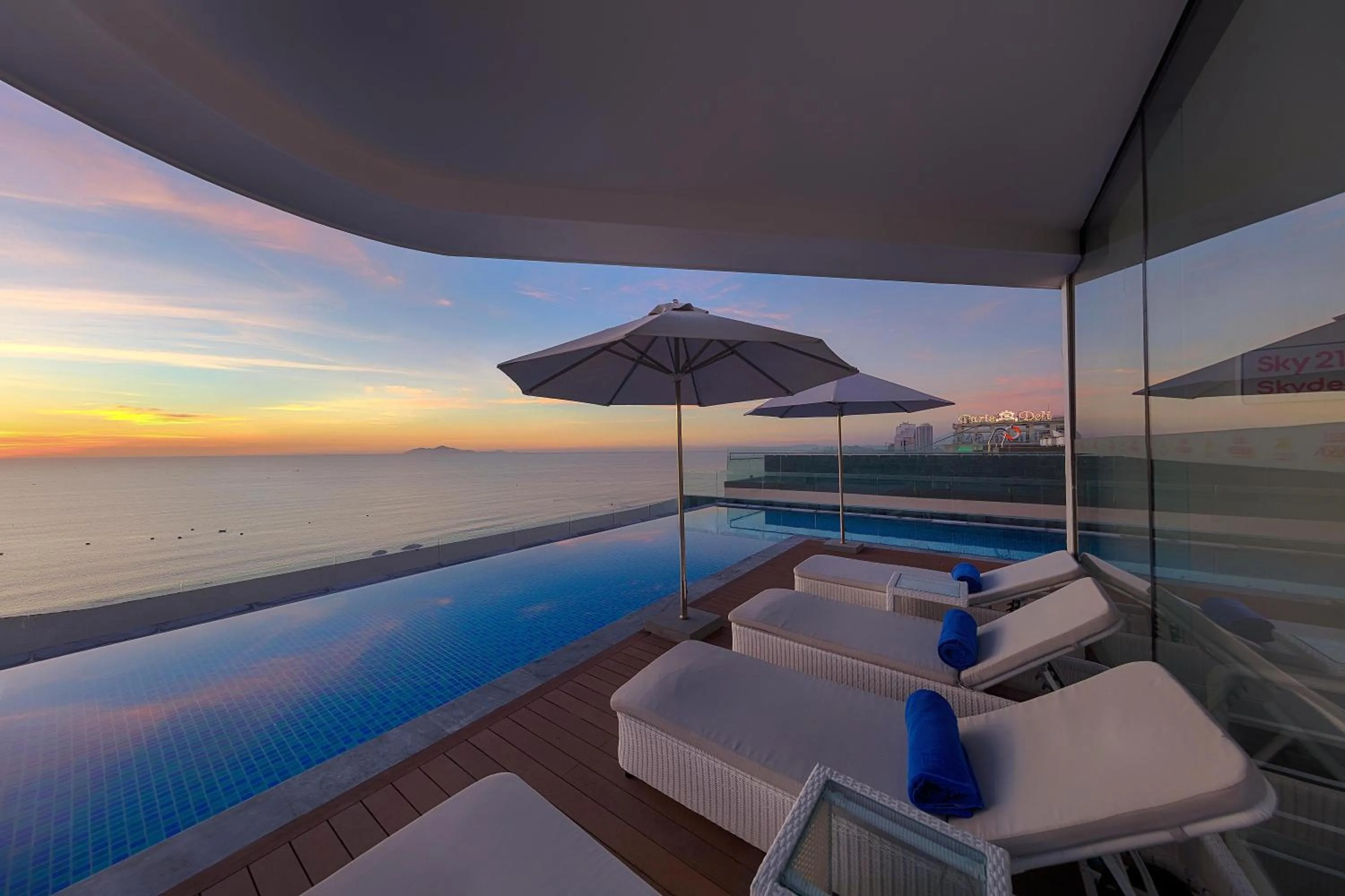 Swimming pool in Parosand Da Nang Hotel -Belle Maison Parosand Da Nang Hotel