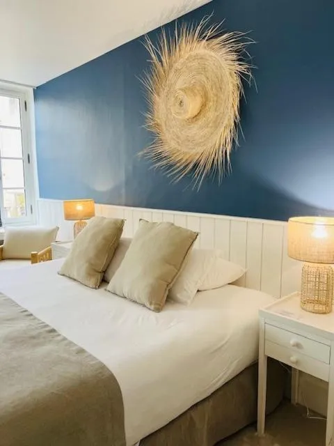 Bed in Hôtel Saint-Laurent, The Originals Relais