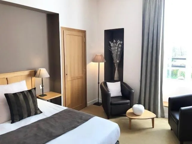 Bed in Hôtel Saint-Laurent, The Originals Relais