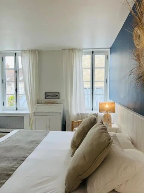 Bed in Hôtel Saint-Laurent, The Originals Relais